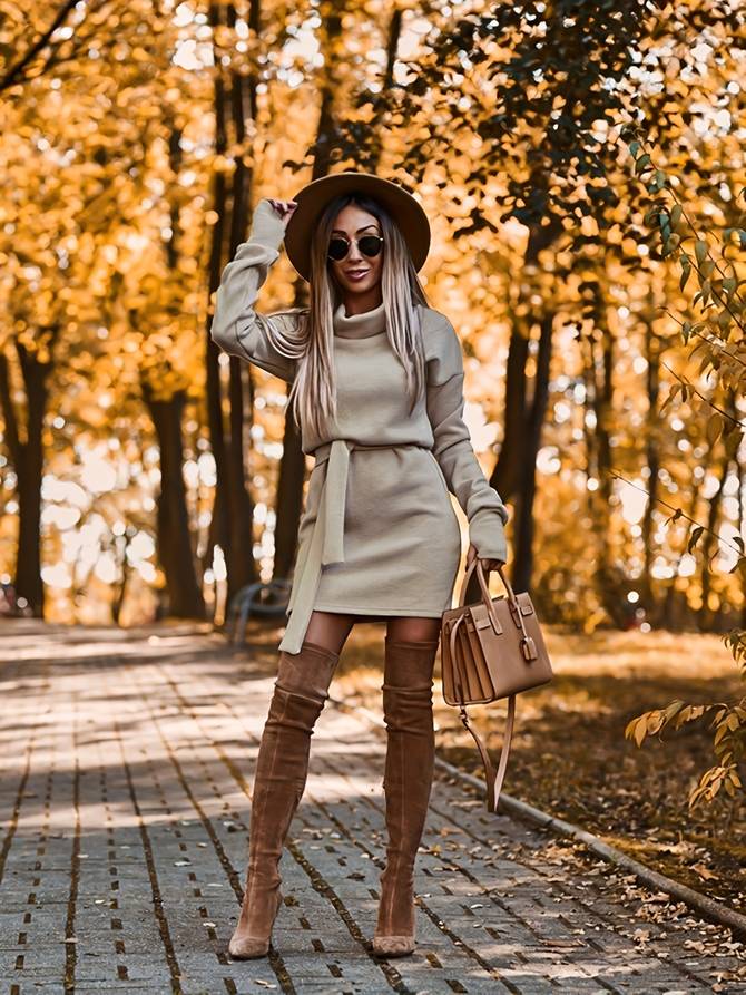 Kleid mit Rollkragen und Gürtel