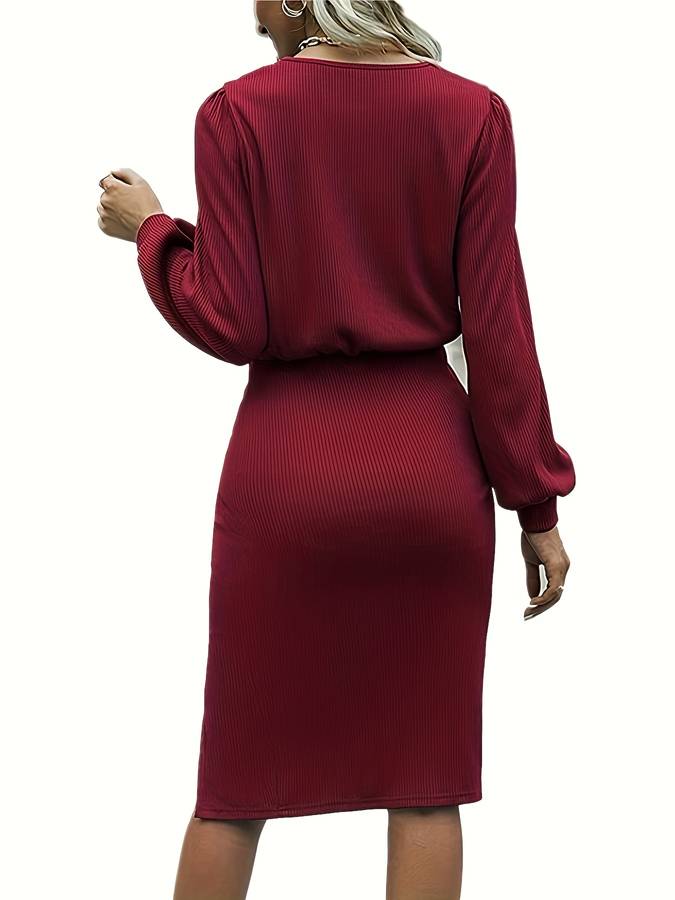 Rotes Kleid mit Schlitz