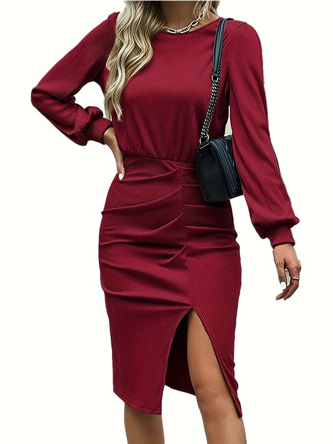 Rotes Kleid mit Schlitz