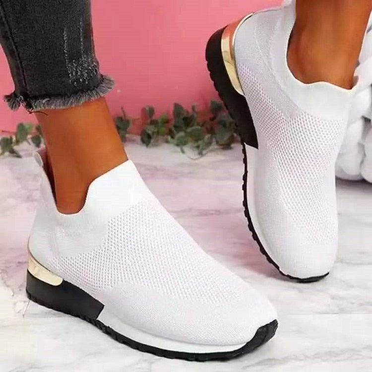 Comfort Sneaker mit goldenen Details