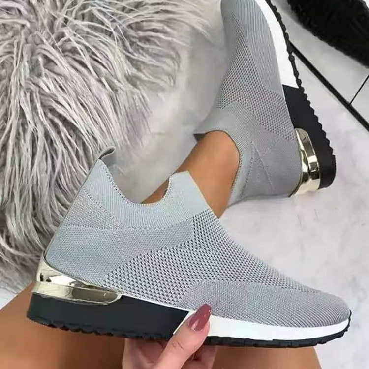 Comfort Sneaker mit goldenen Details