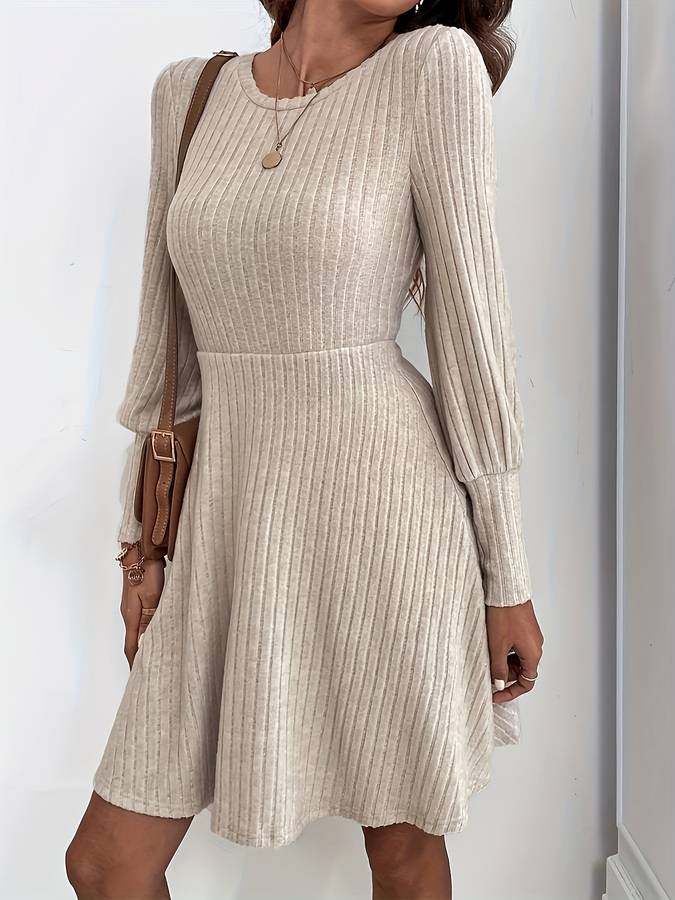 Geripptes Kleid mit Schlag