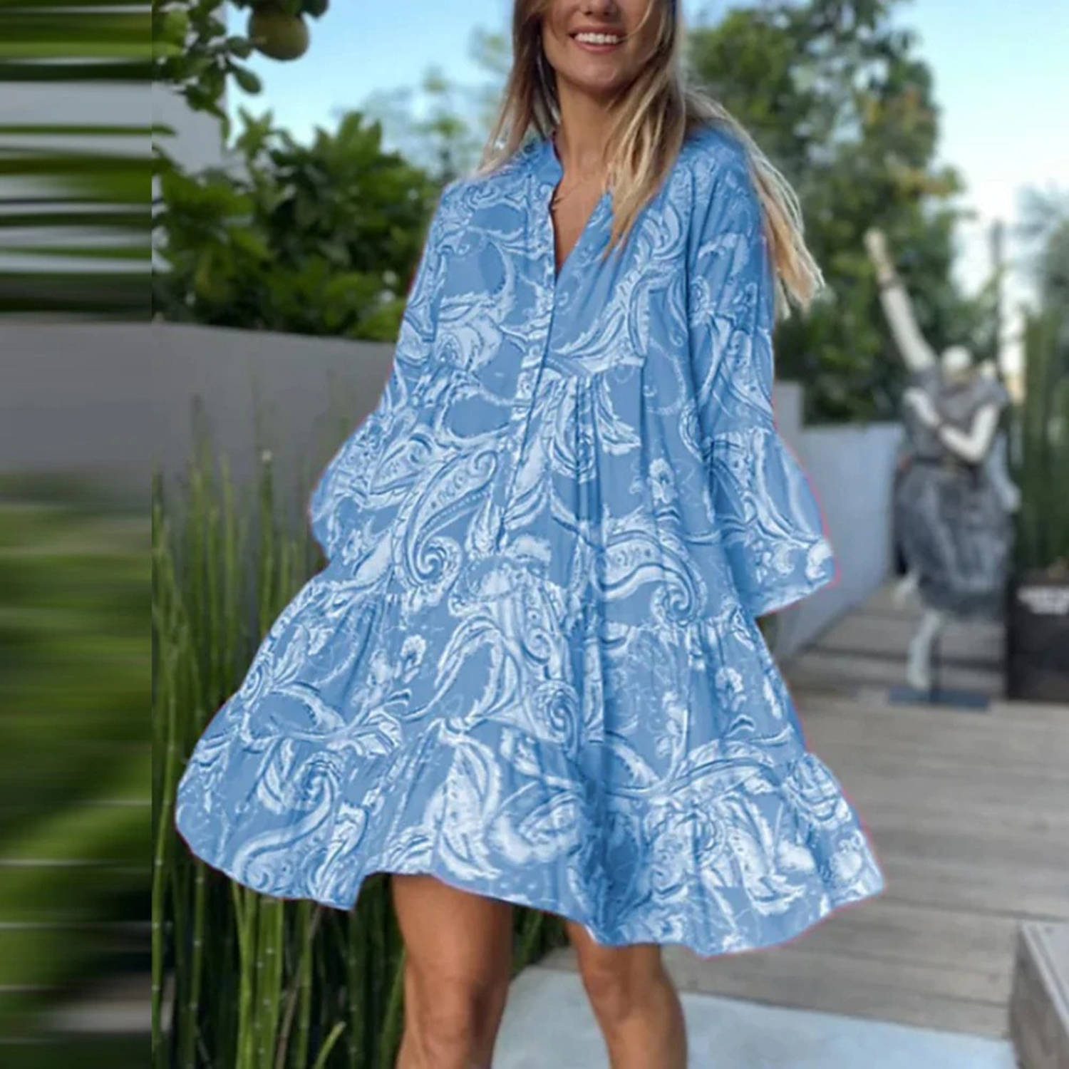 Graues leichtes Strandkleid mit Blumendruck