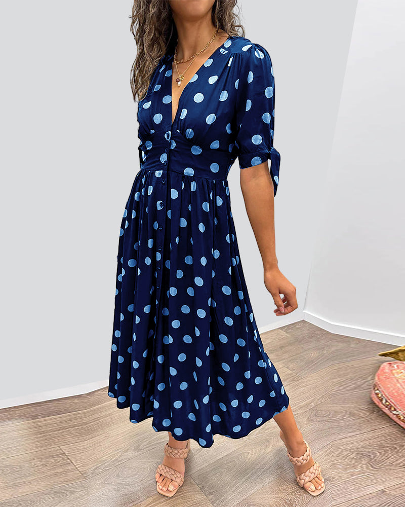 Kleid mit tiefem V-Ausschnitt und Polka Dots