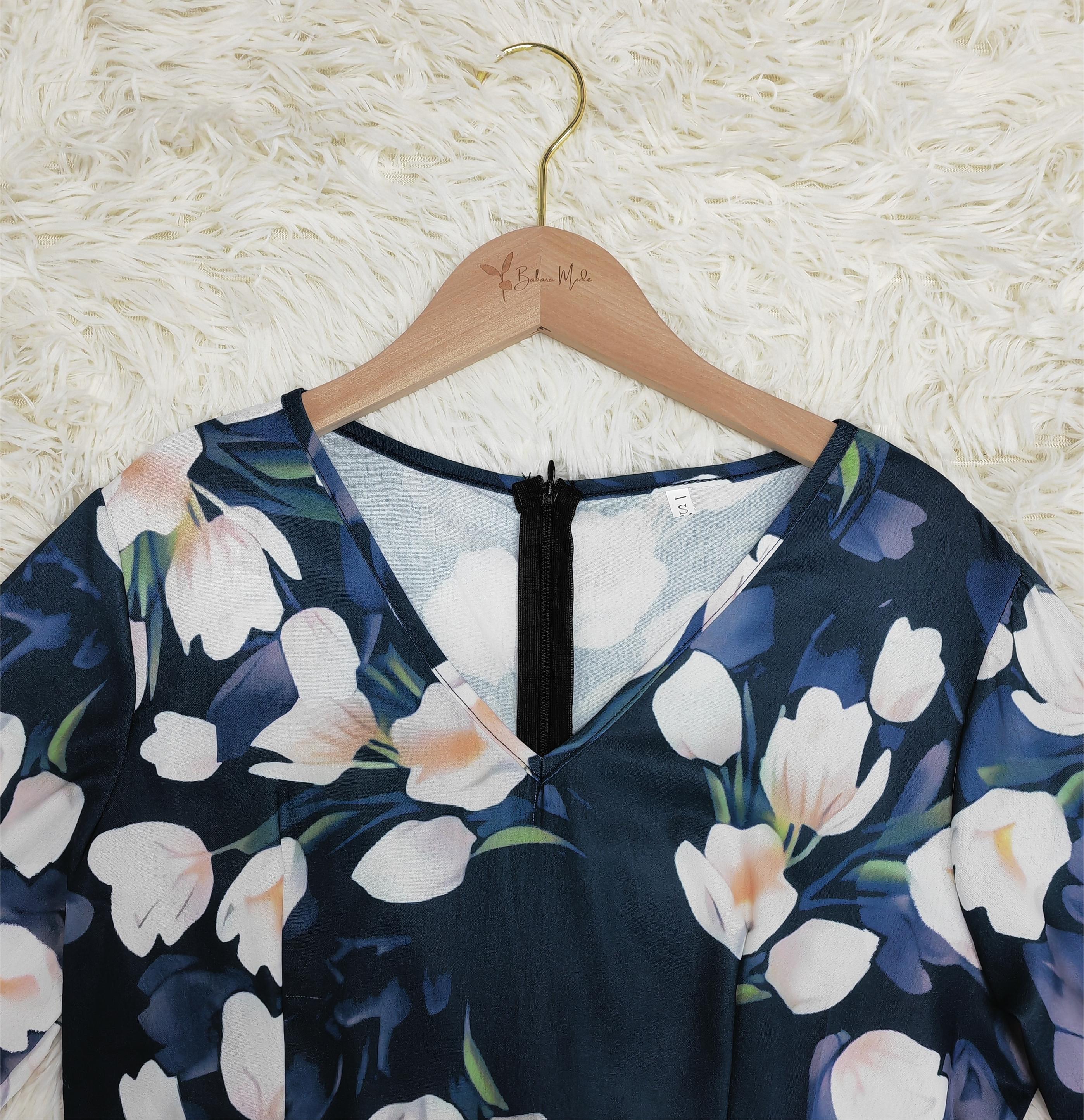 SpringStil - Weißes Tulpenschichtenkleid mit kurzen blauen Ärmeln