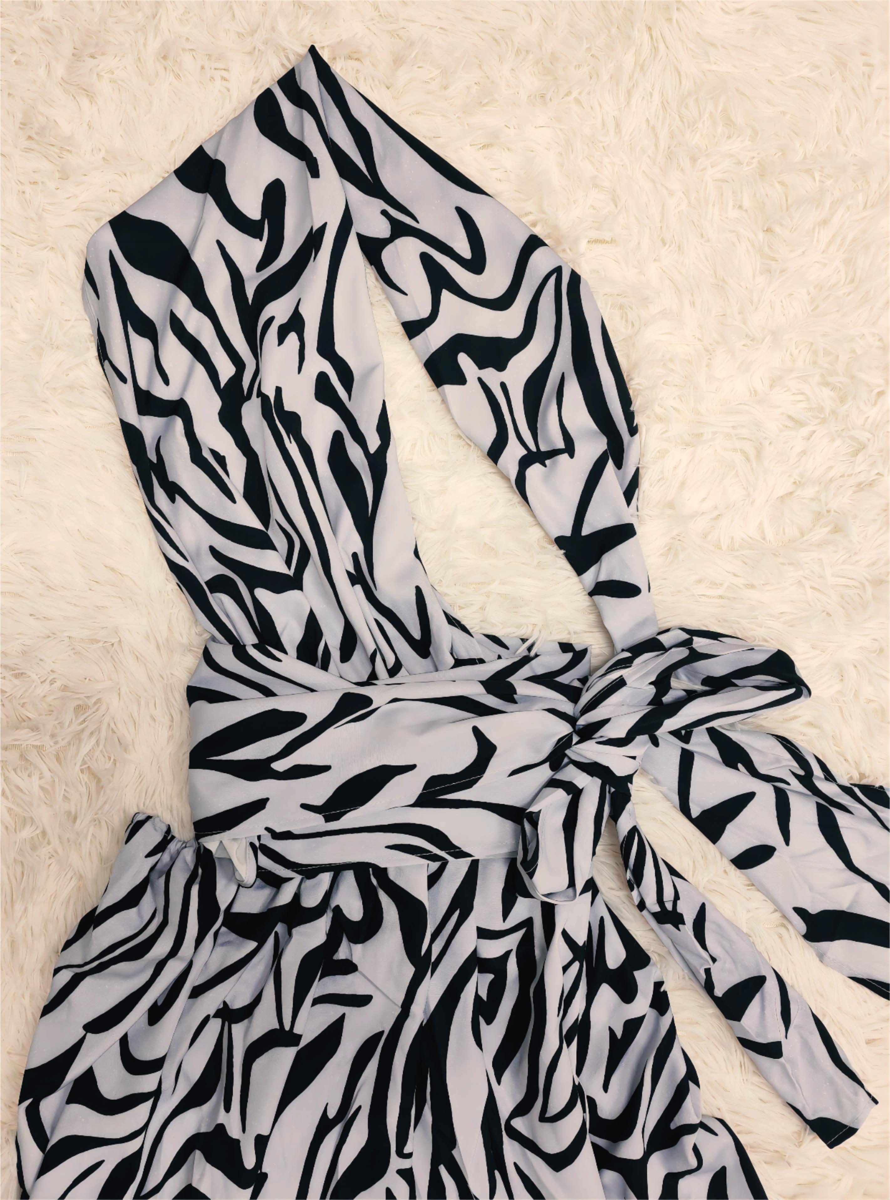 SpringStil - Weiß Schwarz Zebra Print Asymmetrisches Maxikleid mit Frontschlitz