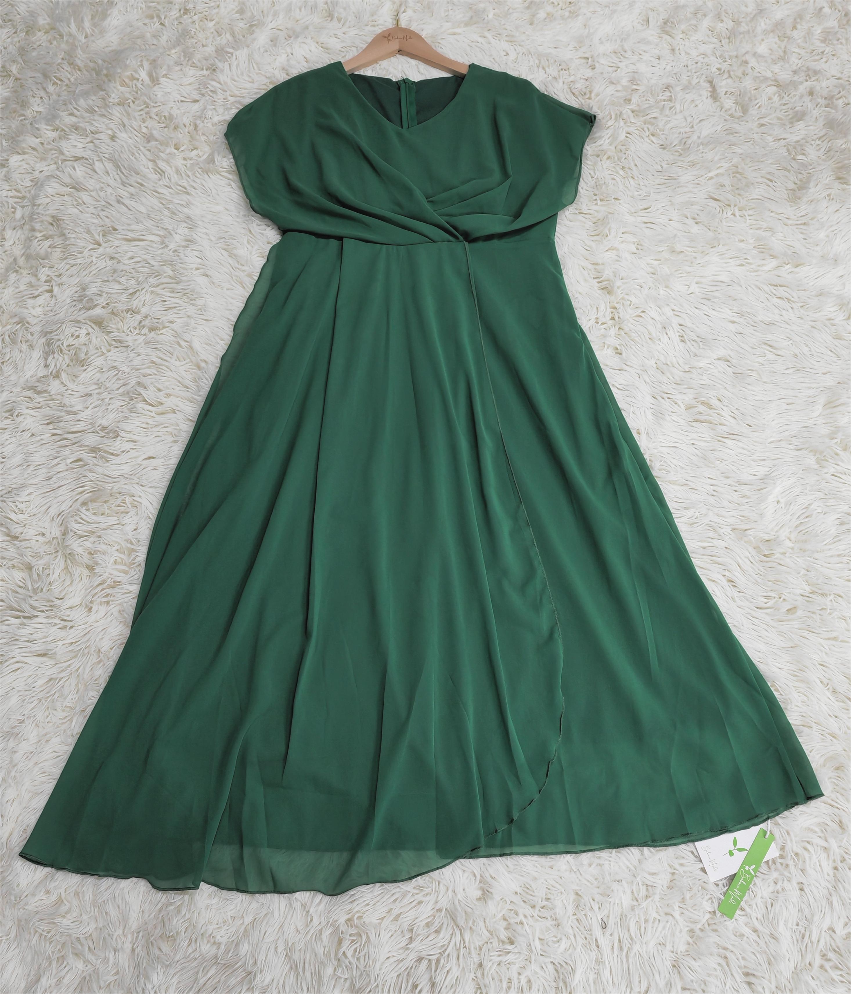 Naturlux - Grünes Midikleid mit plissiertem Frontschlitz und Juwelen