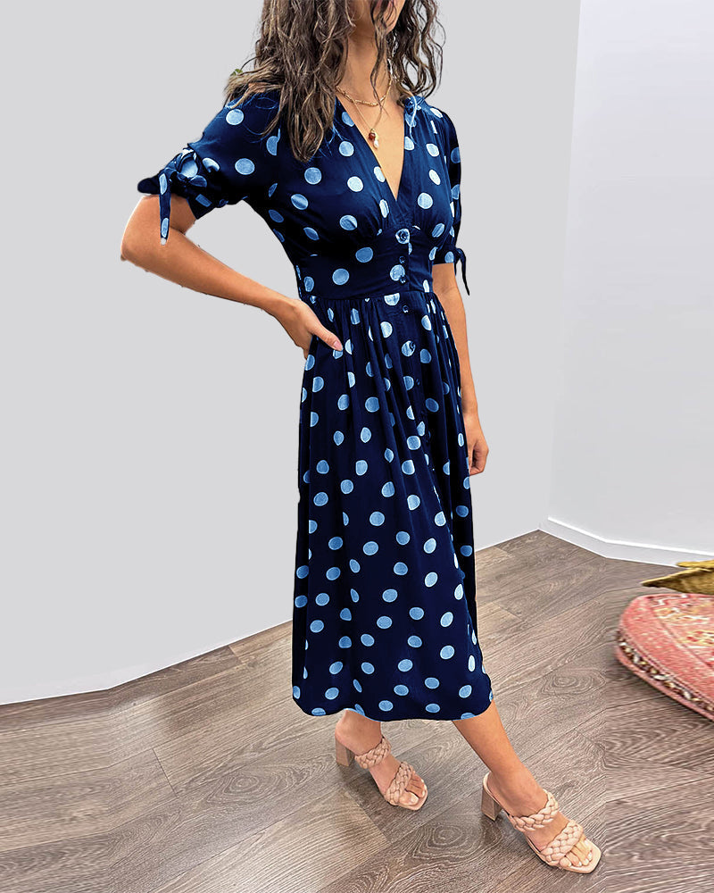 Kleid mit tiefem V-Ausschnitt und Polka Dots