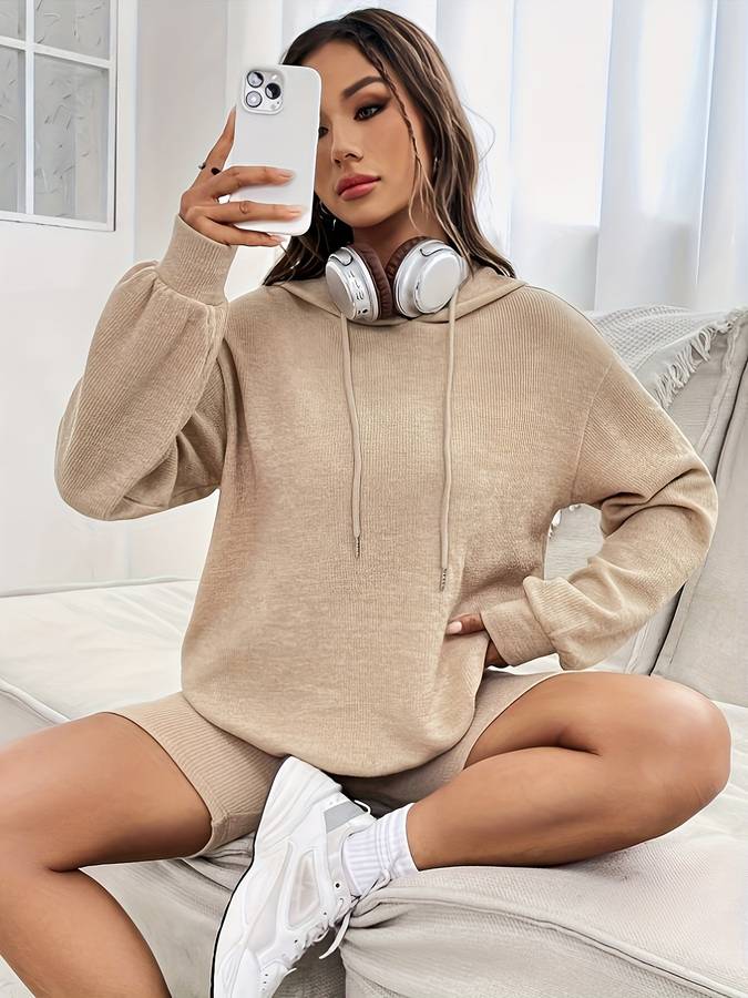 Bequemer Kapuzenpulli & Shorts