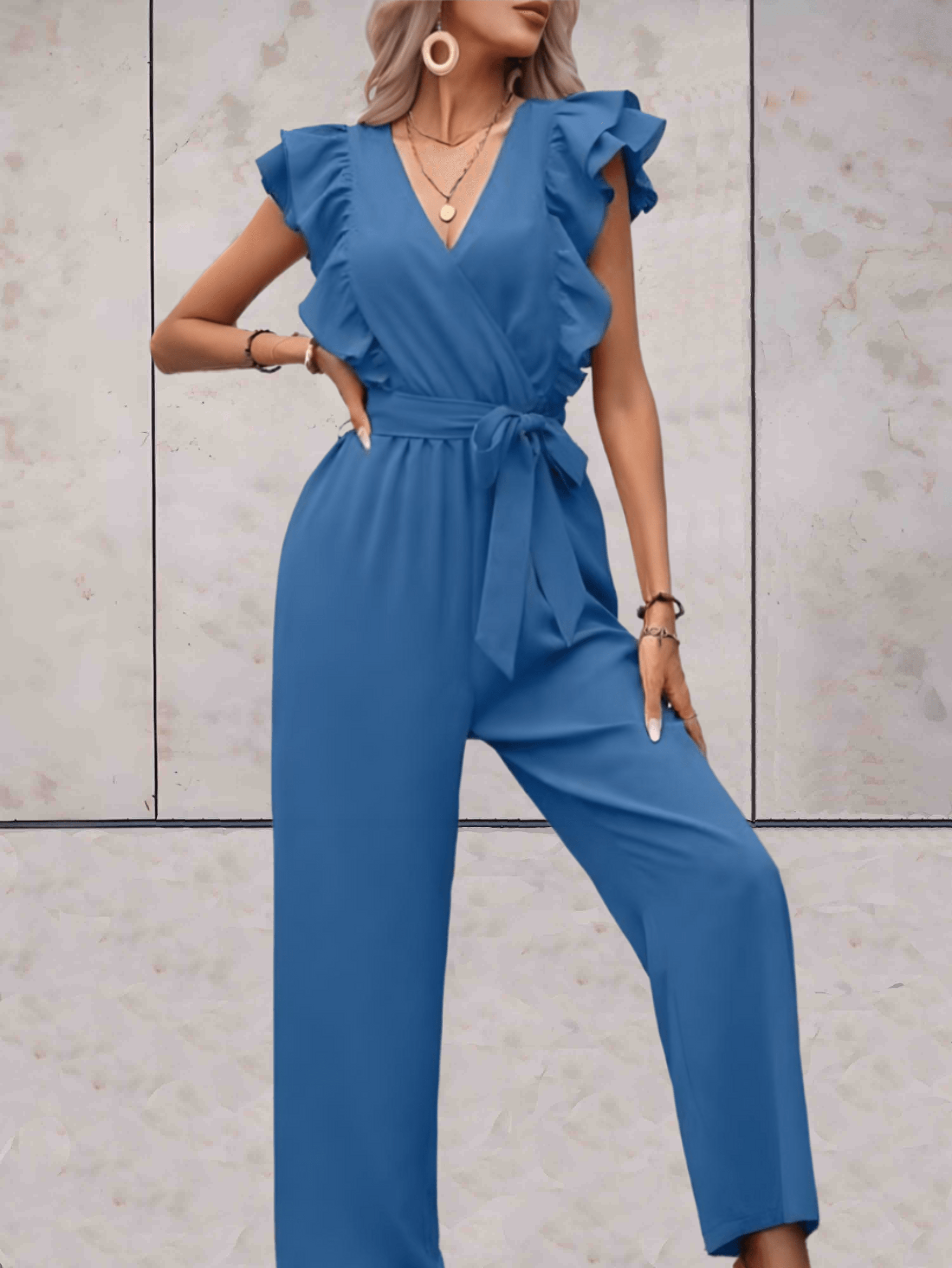 Blair | Gut sitzender, kurzärmeliger Jumpsuit mit Rüschen, tiefem V-Ausschnitt und Schleifengürtel