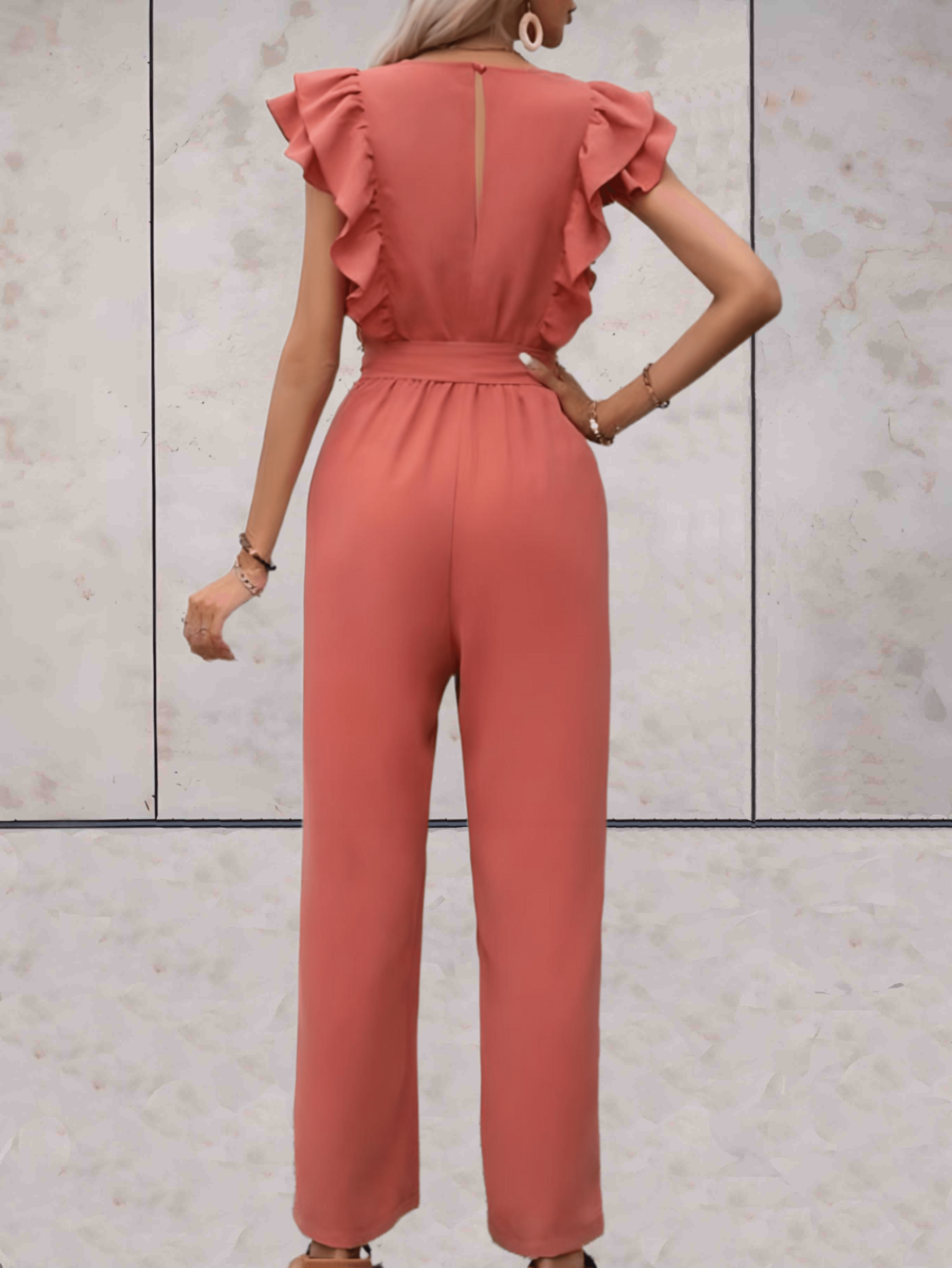 Blair | Gut sitzender, kurzärmeliger Jumpsuit mit Rüschen, tiefem V-Ausschnitt und Schleifengürtel