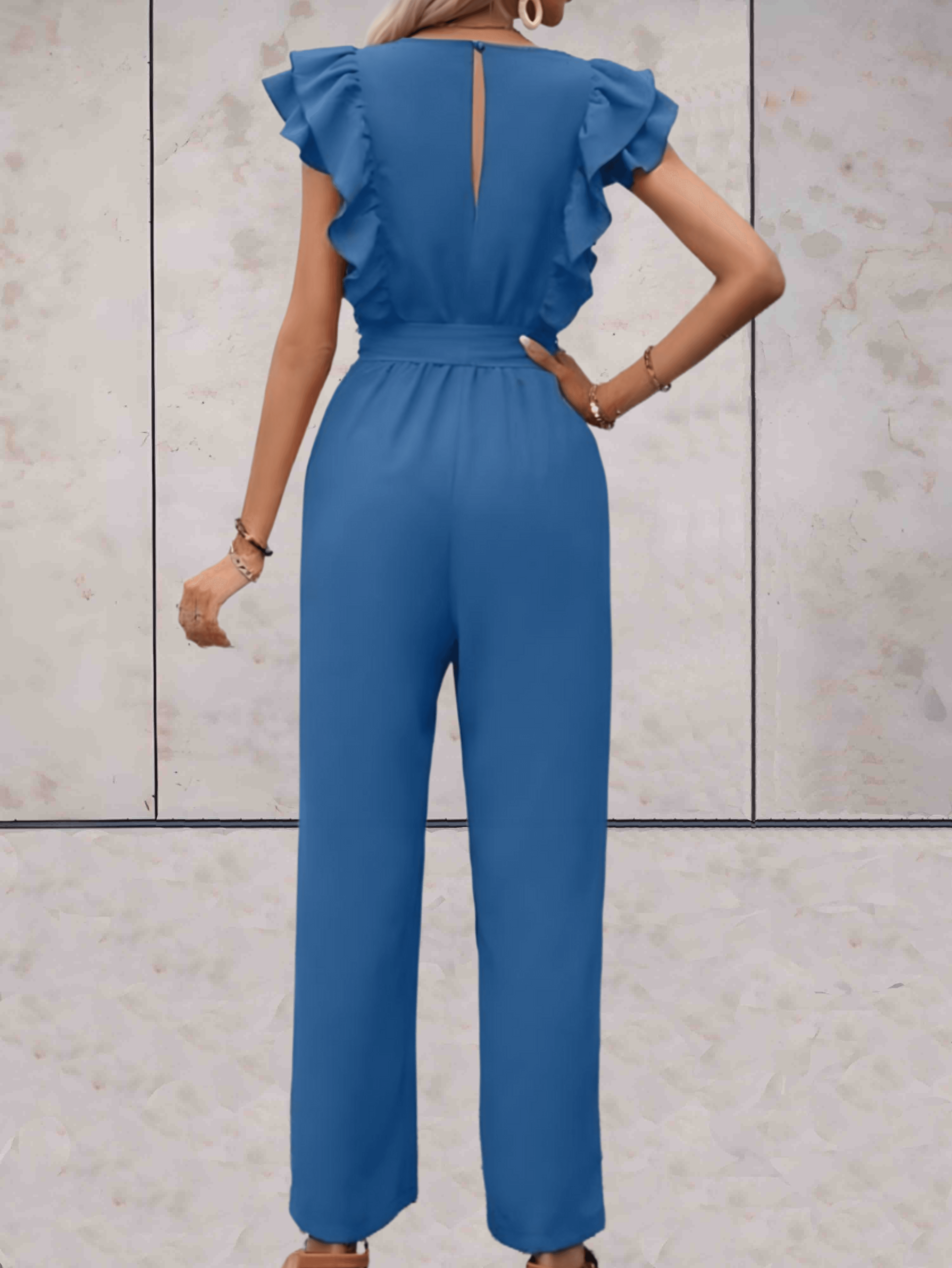 Blair | Gut sitzender, kurzärmeliger Jumpsuit mit Rüschen, tiefem V-Ausschnitt und Schleifengürtel