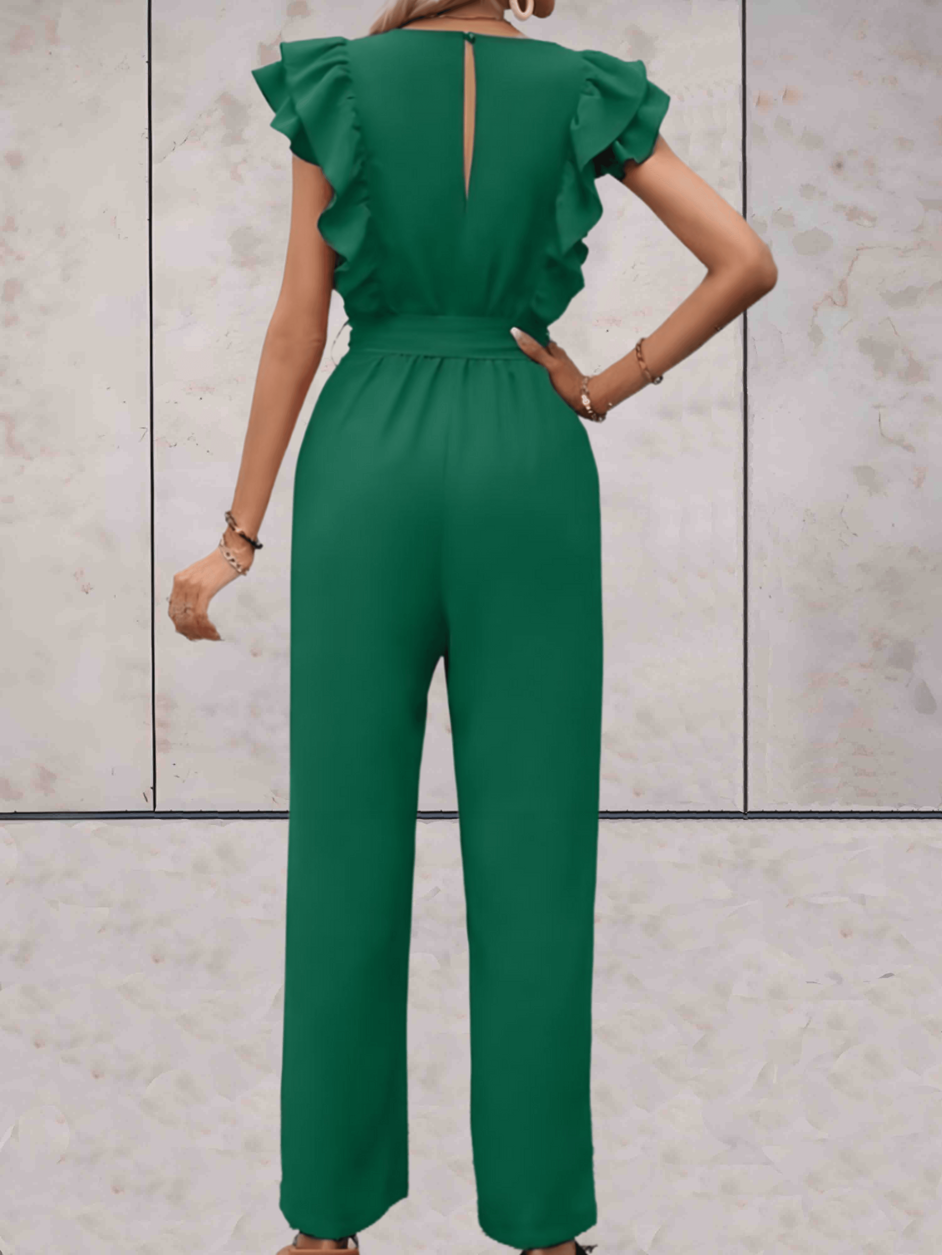 Blair | Gut sitzender, kurzärmeliger Jumpsuit mit Rüschen, tiefem V-Ausschnitt und Schleifengürtel