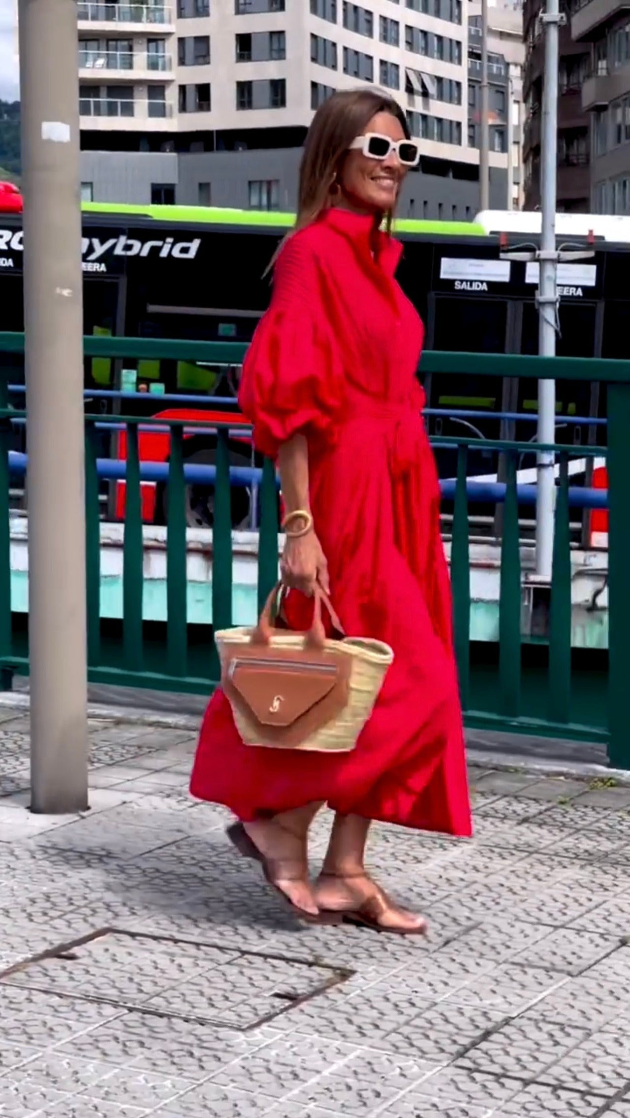 Sonia | Elegantes rotes Sommerkleid mit Knöpfen