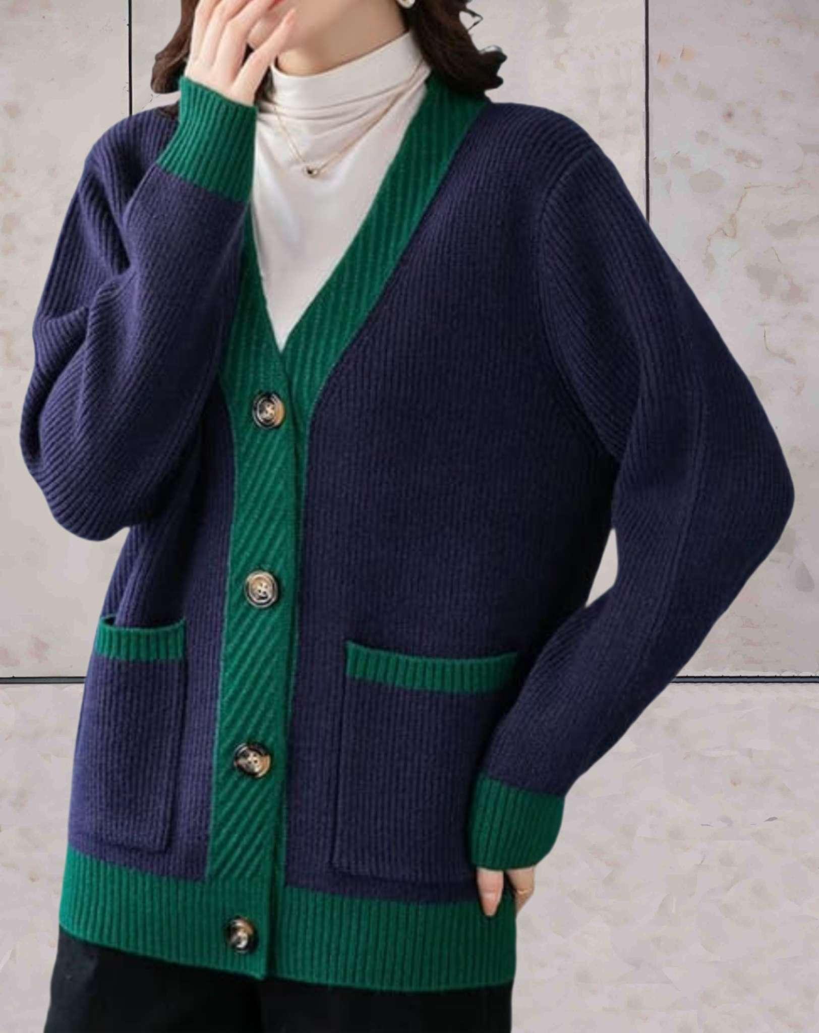 Joyce | Schlichter zweifarbiger Strickpullover mit V-Ausschnitt, Taschen und Knopfverschluss