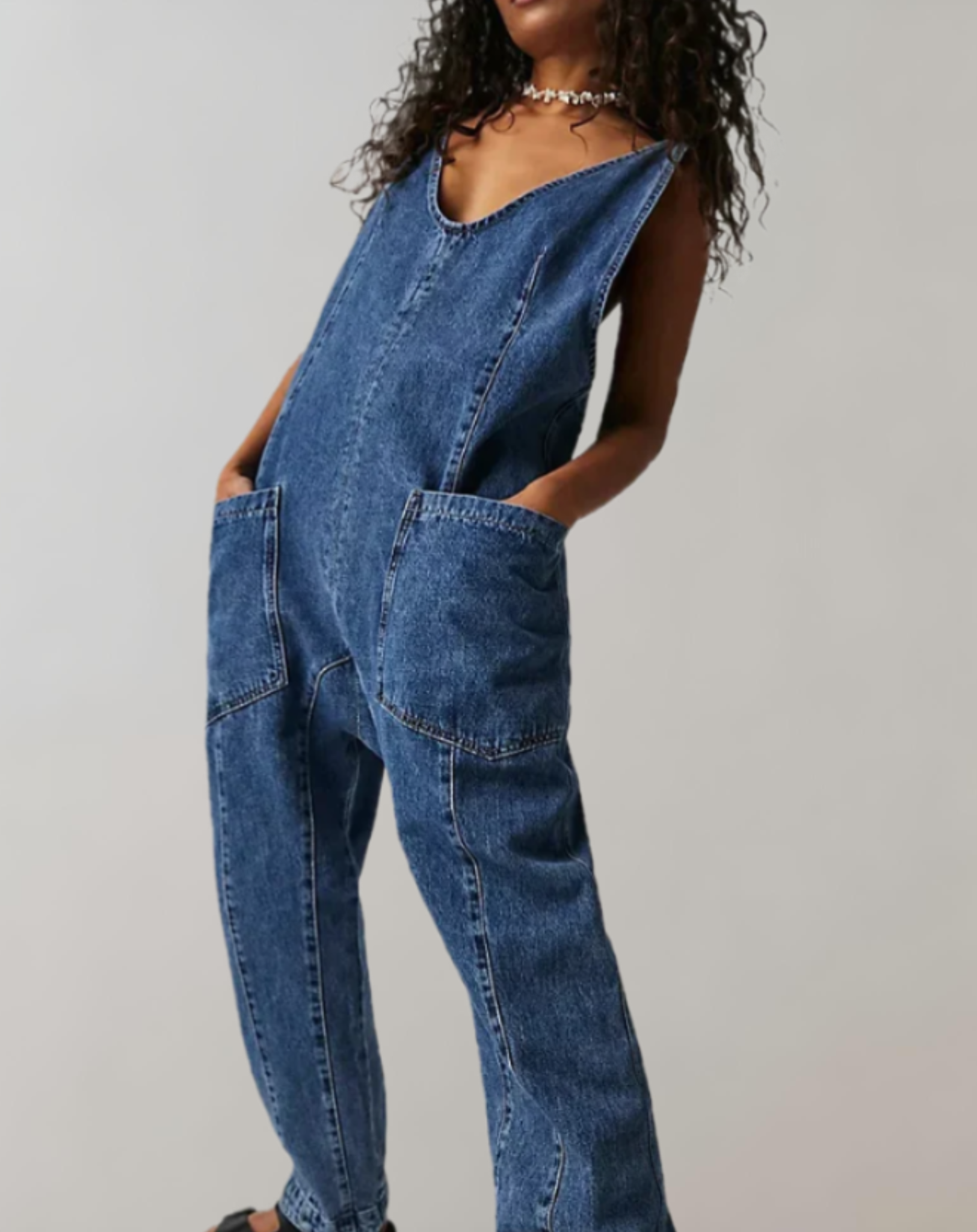 Keziah | Ärmelloser Jumpsuit aus Denim mit tiefem V-Ausschnitt und Hose mit mehreren Taschen