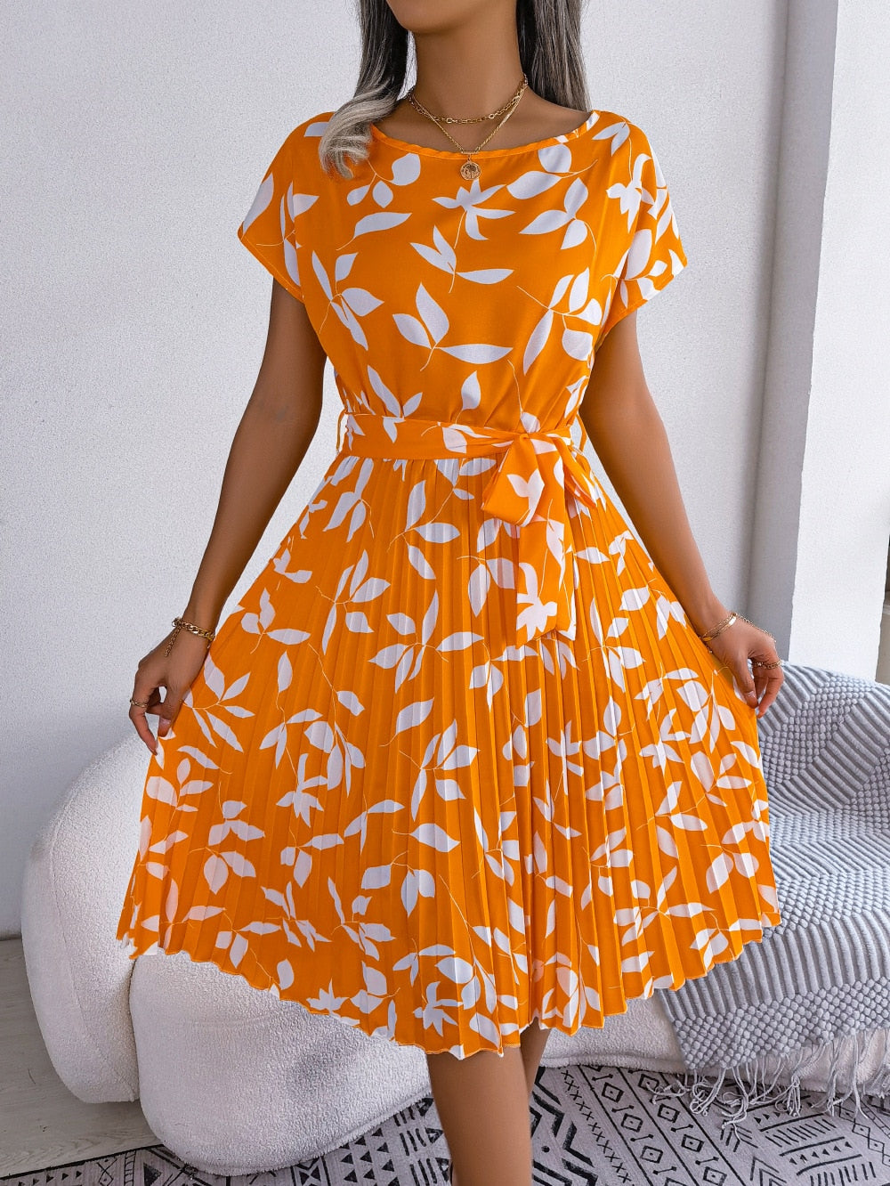 Orangefarbenes Midi-Plisseekleid mit Blumendruck