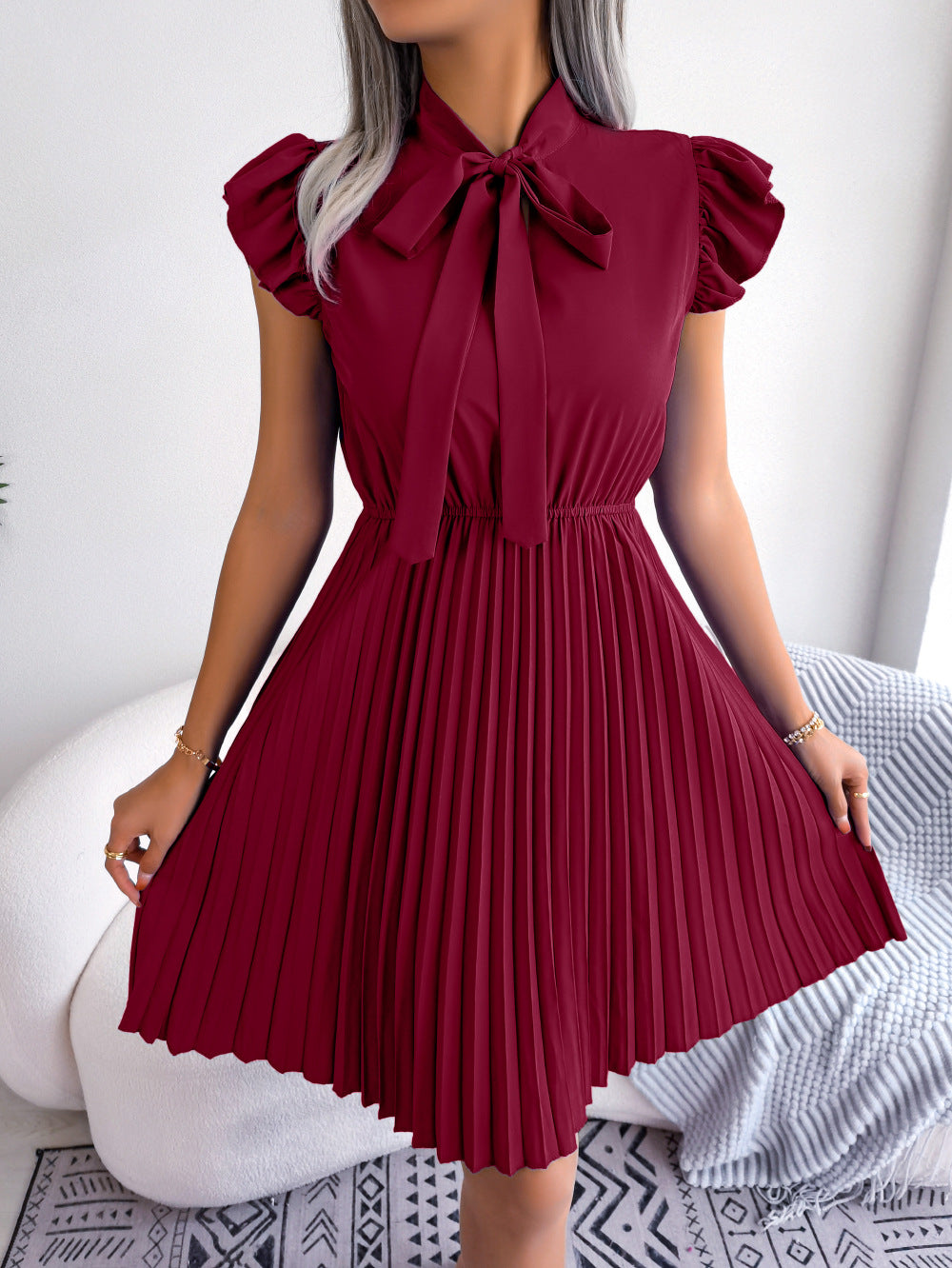 Rotes Plisseekleid mit Schleife