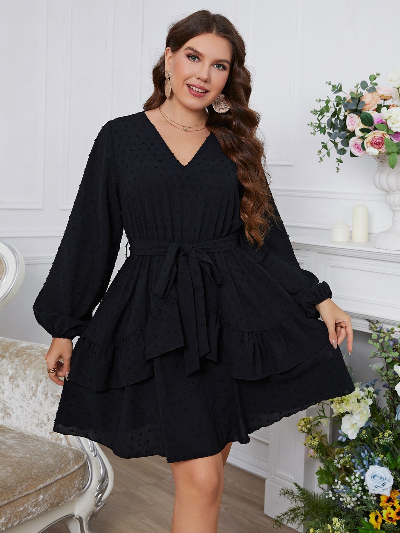 Schwarzes Kleid mit Rüschen (Plus-Size)