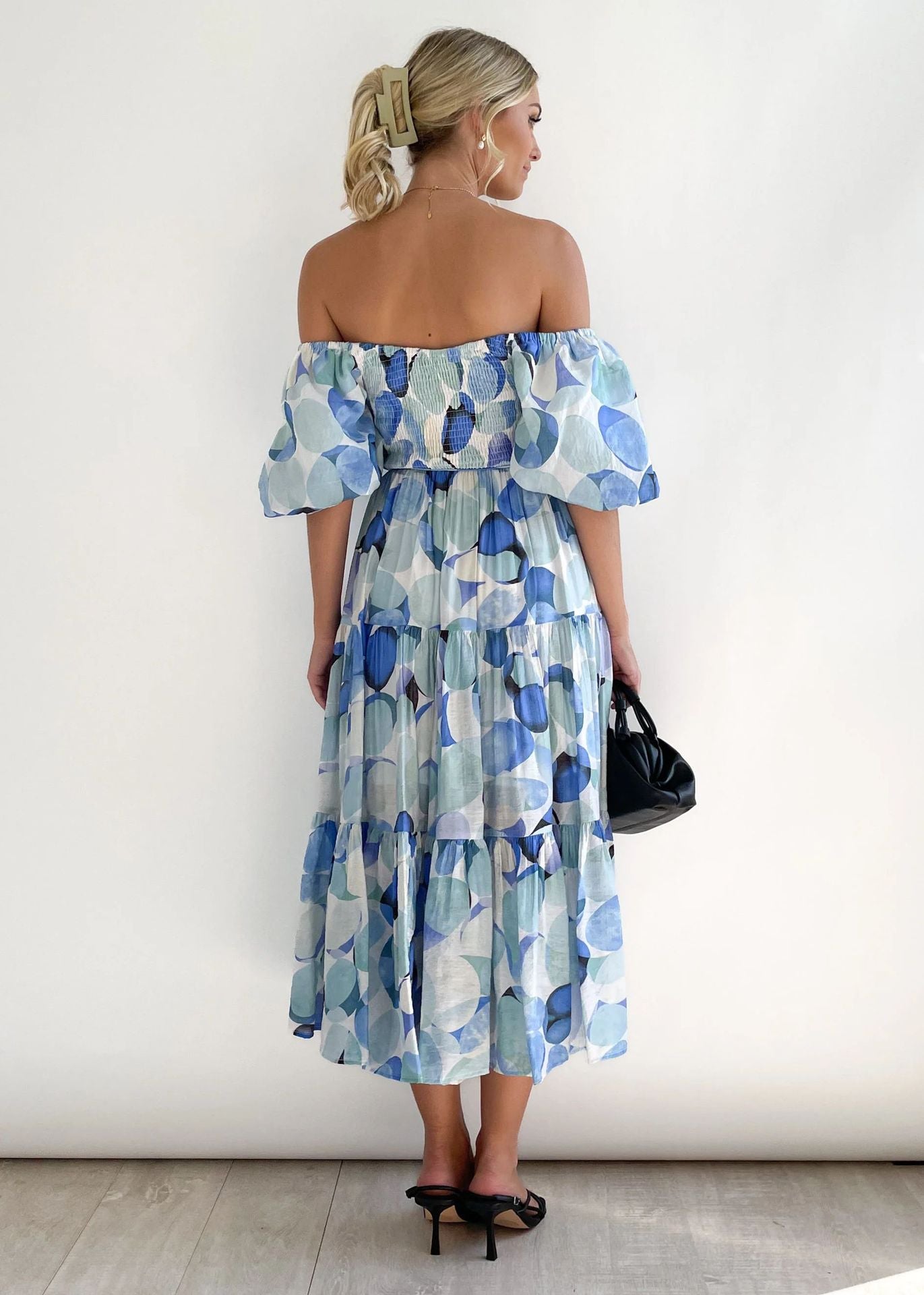 Off-Shoulder Midikleid mit blauem Print