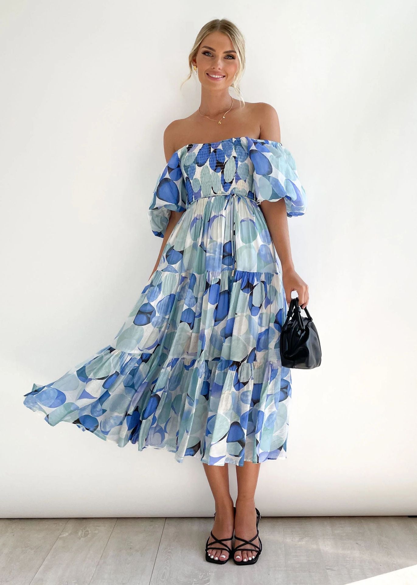 Off-Shoulder Midikleid mit blauem Print