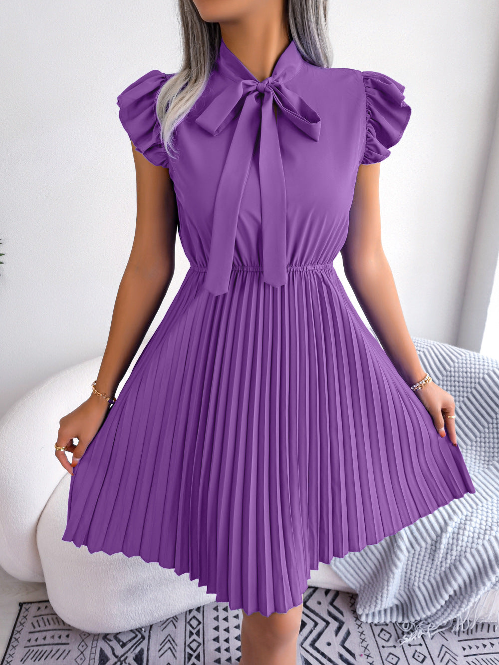 Lila Plisseekleid mit Schleife