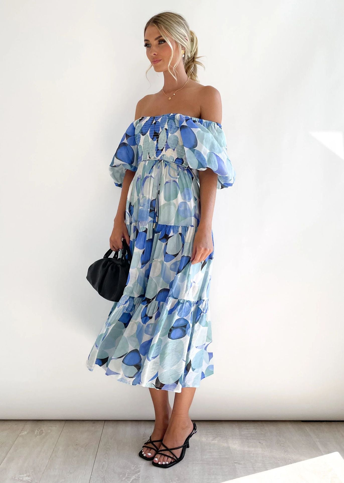 Off-Shoulder Midikleid mit blauem Print