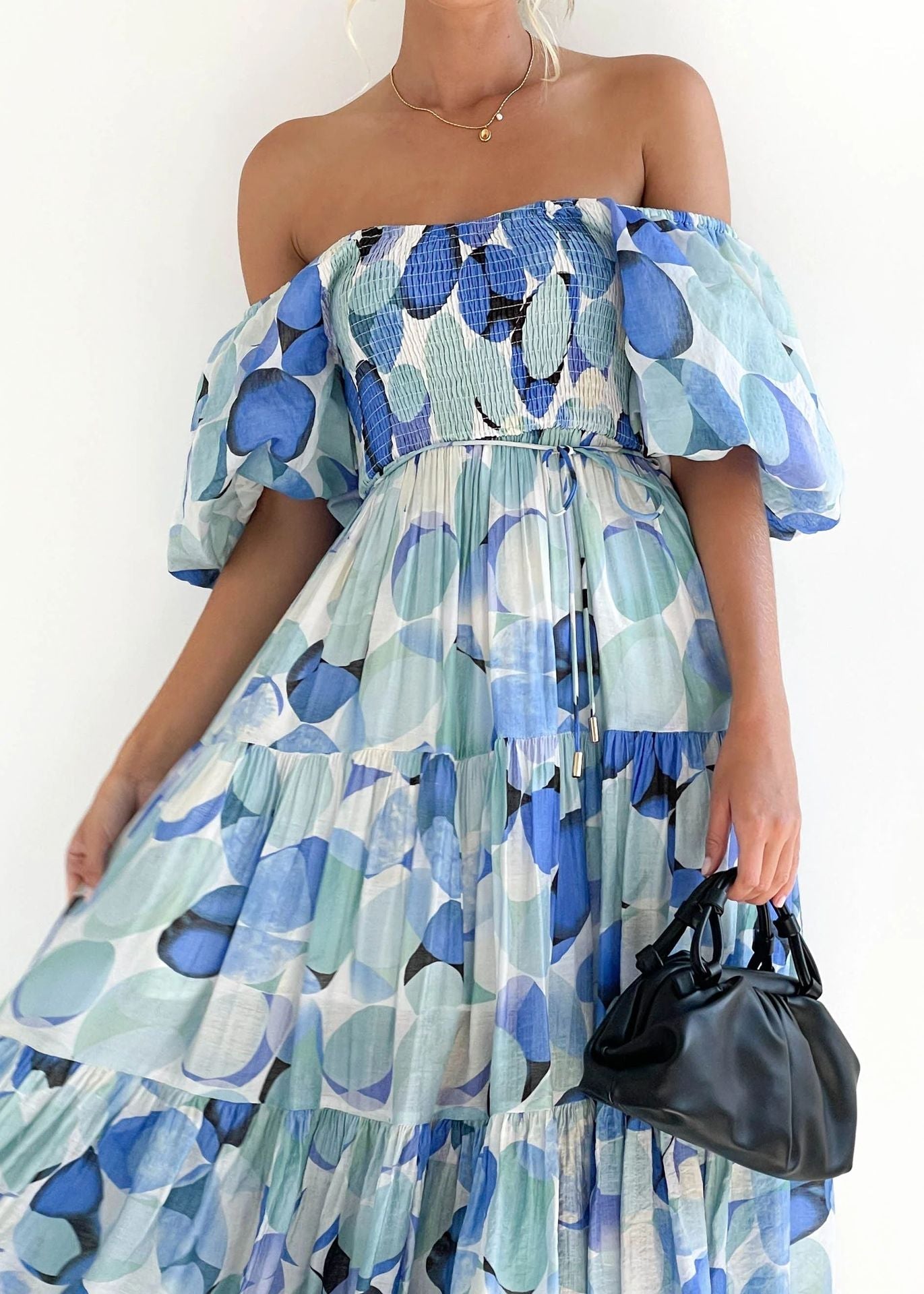 Off-Shoulder Midikleid mit blauem Print