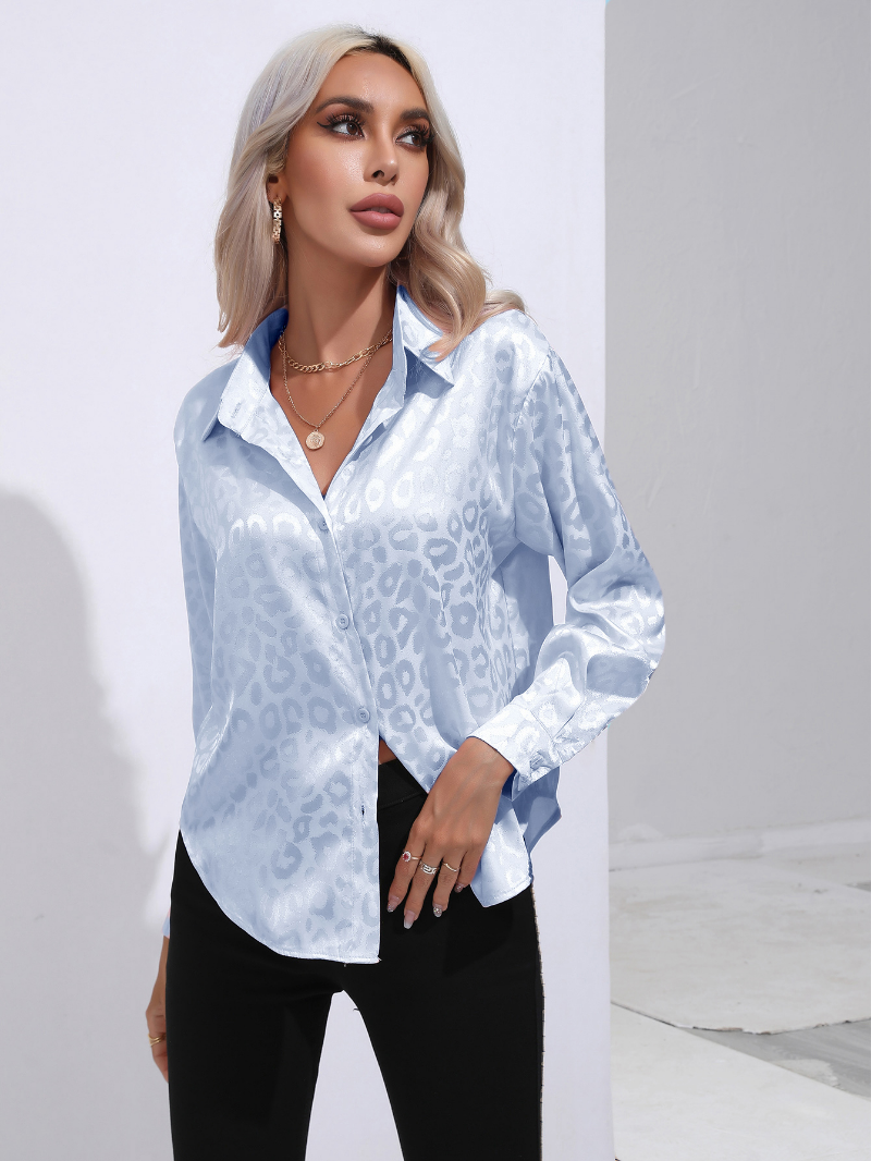 Blaue Satinbluse mit Pantherprint