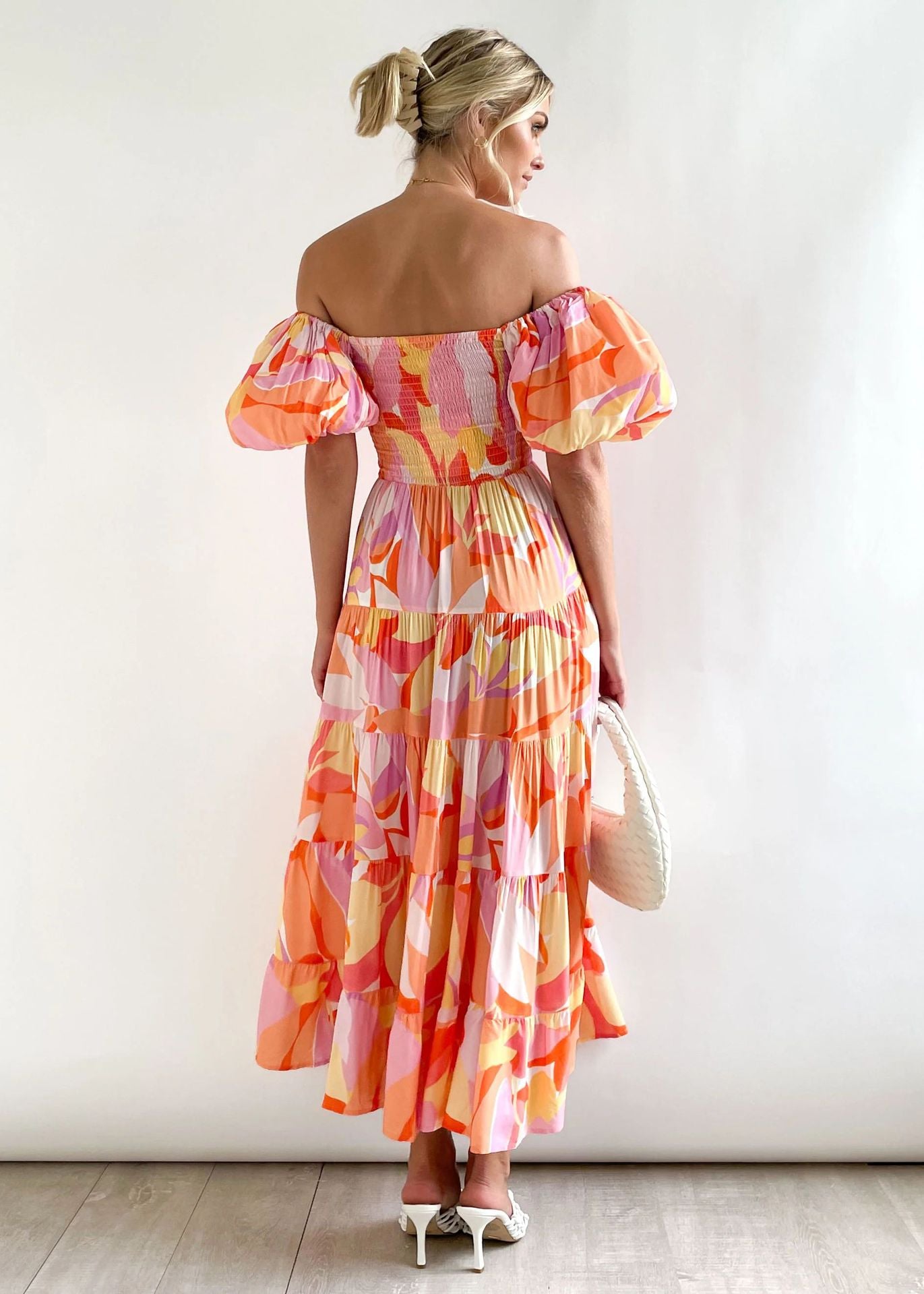 Off-Shoulder Midikleid mit rosa/orangefarbenem Print