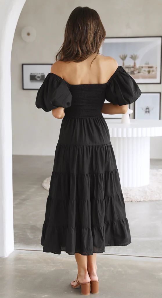 Schwarzes Midikleid mit Rüschen