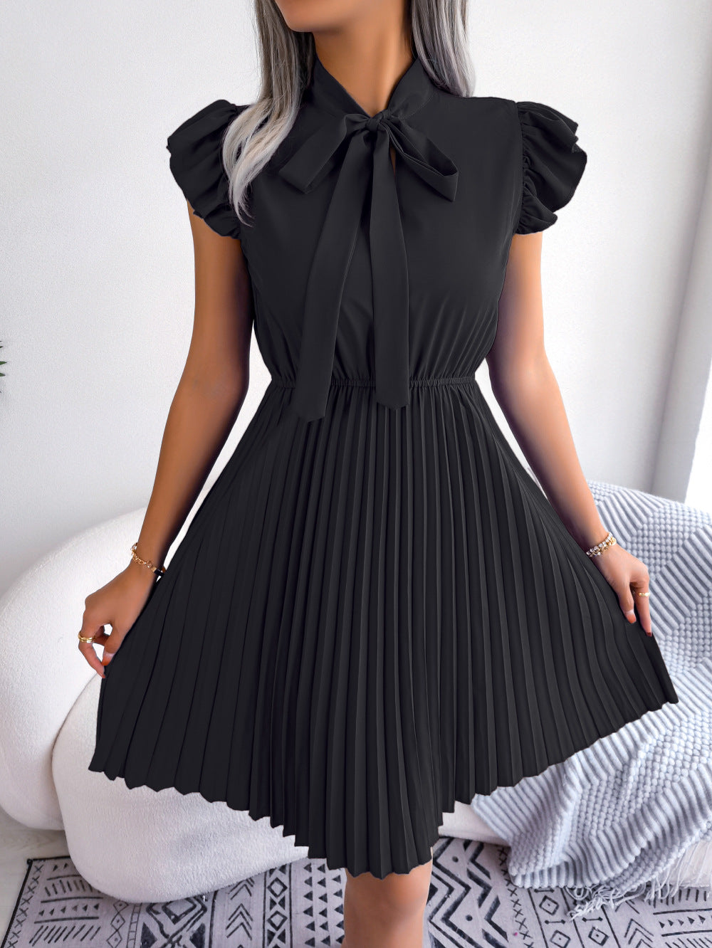 Schwarzes Plisseekleid mit Schleife