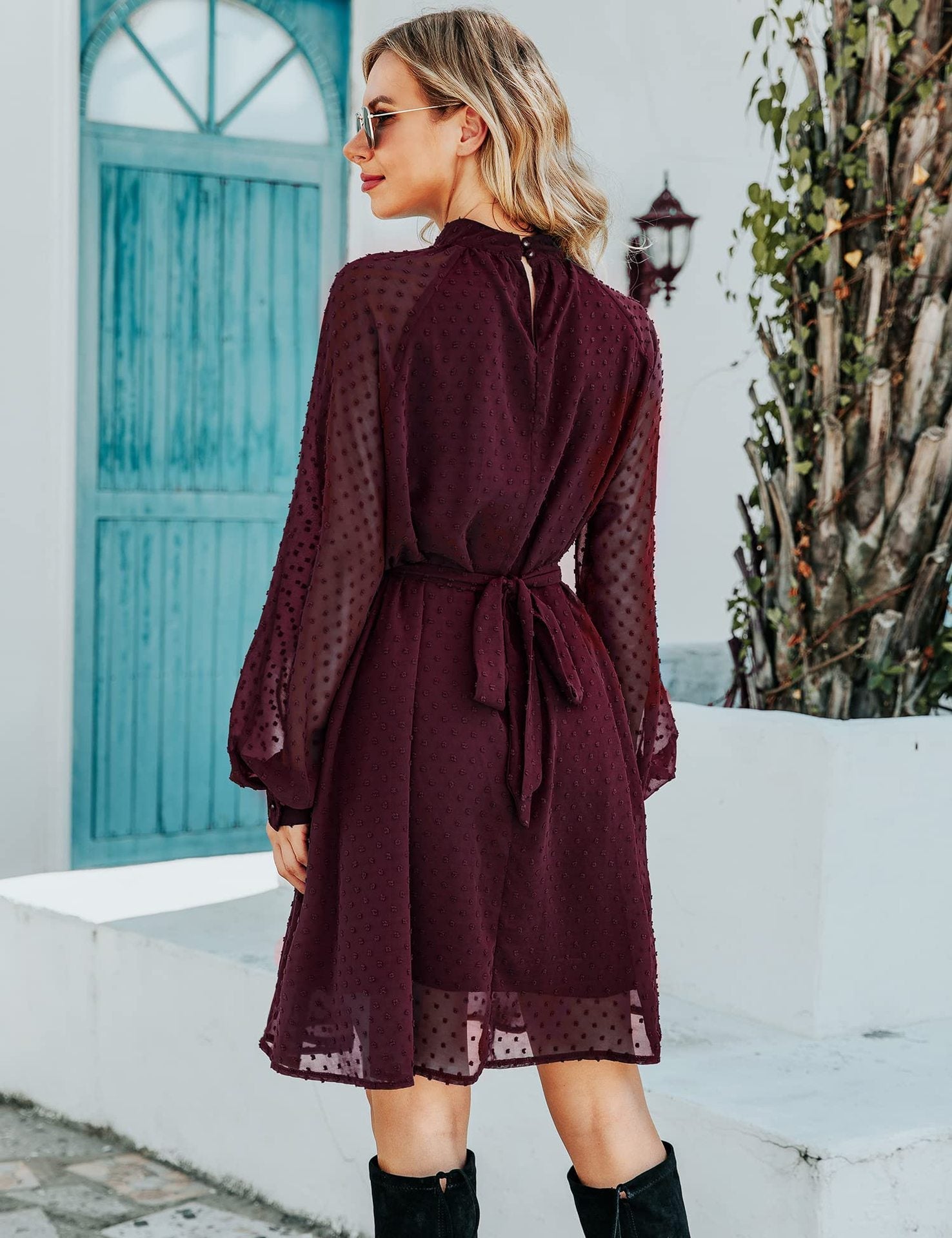 Bordeauxfarbenes Kleid mit Tupfen