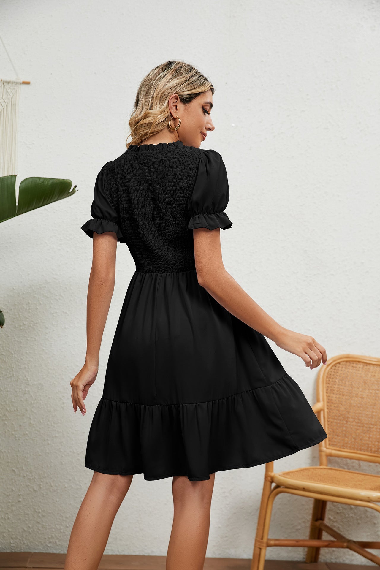 Schwarzes Sommerkleid mit Rüsche