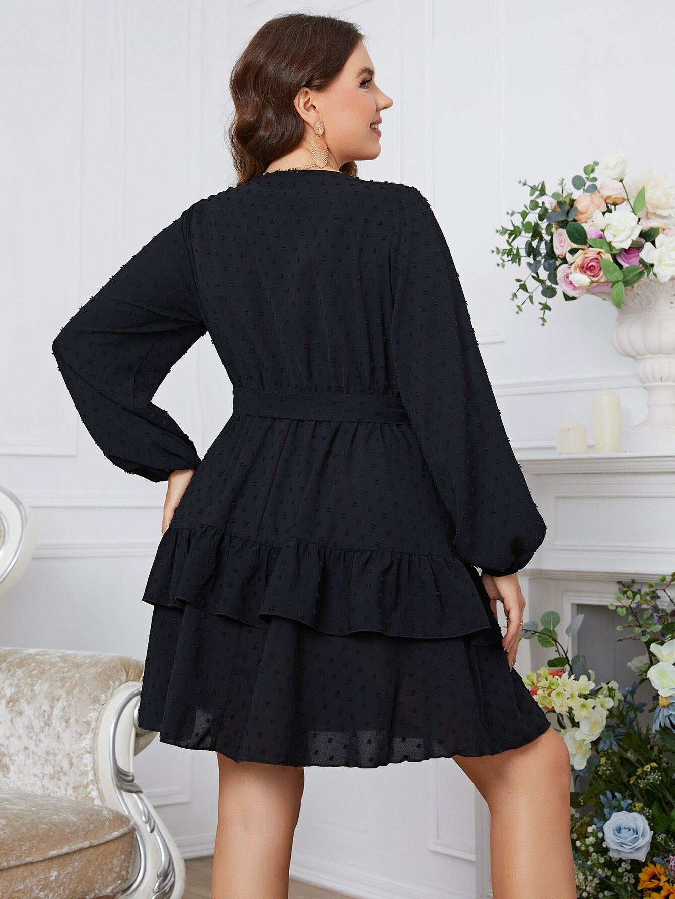 Schwarzes Kleid mit Rüschen (Plus-Size)