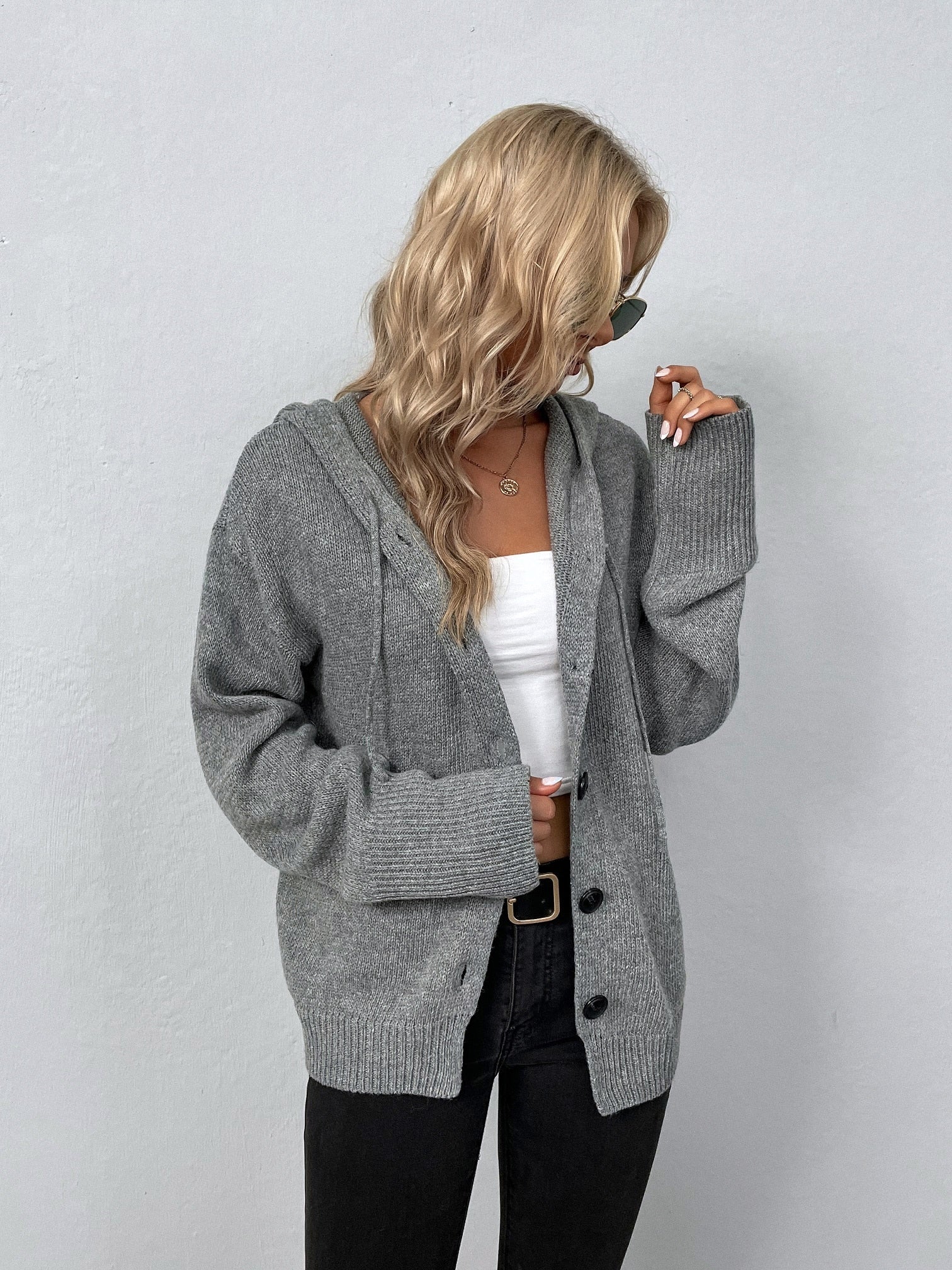 Graue Strickjacke mit Knöpfen