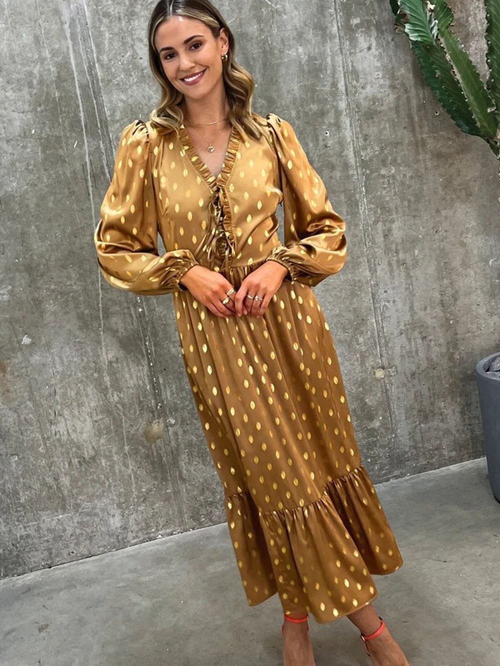 Braunes Midikleid mit goldenen Tupfen