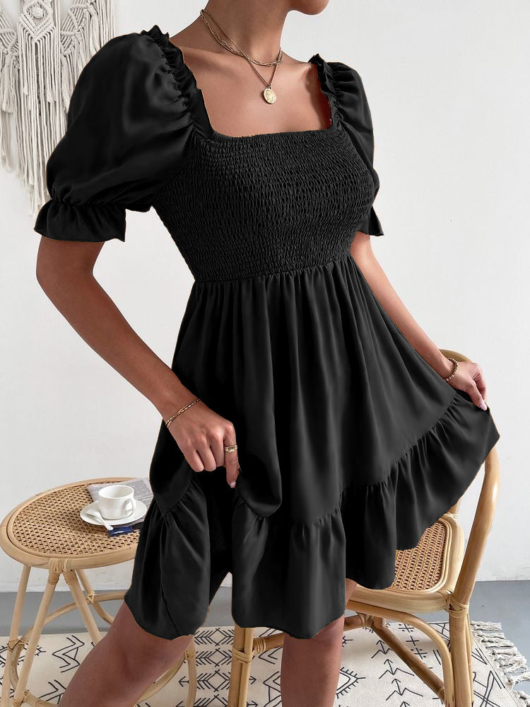 Schwarzes Flare Kleid mit Rüsche