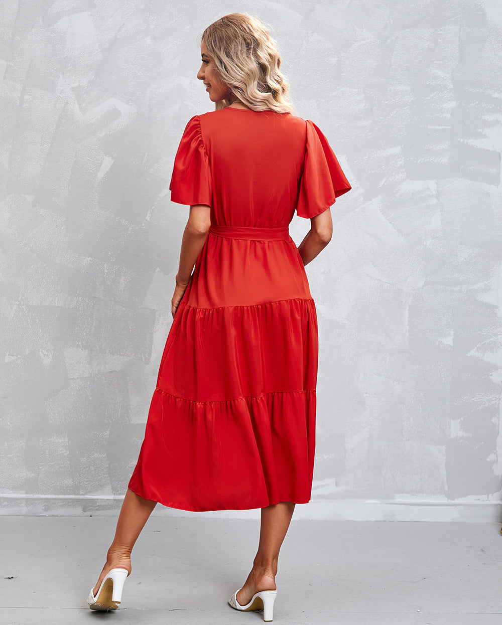 Rotes Midikleid mit Rüschen