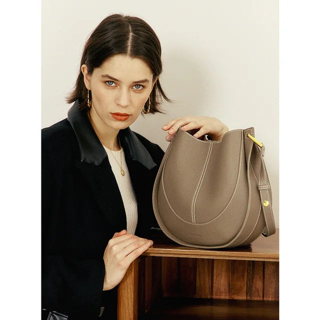 Ava | Elegante Halbmond-Handtasche