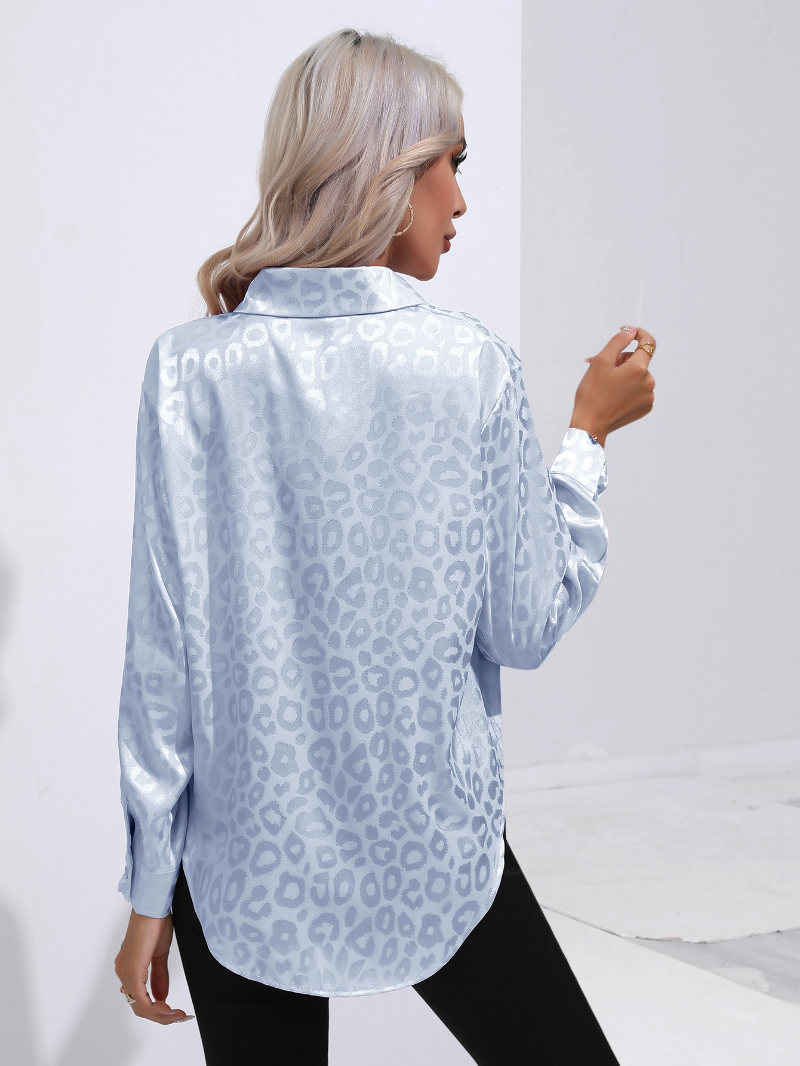 Blaue Satinbluse mit Pantherprint