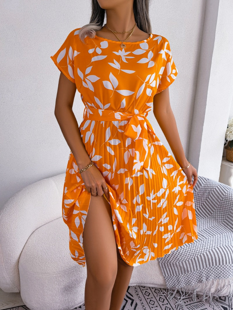 Orangefarbenes Midi-Plisseekleid mit Blumendruck