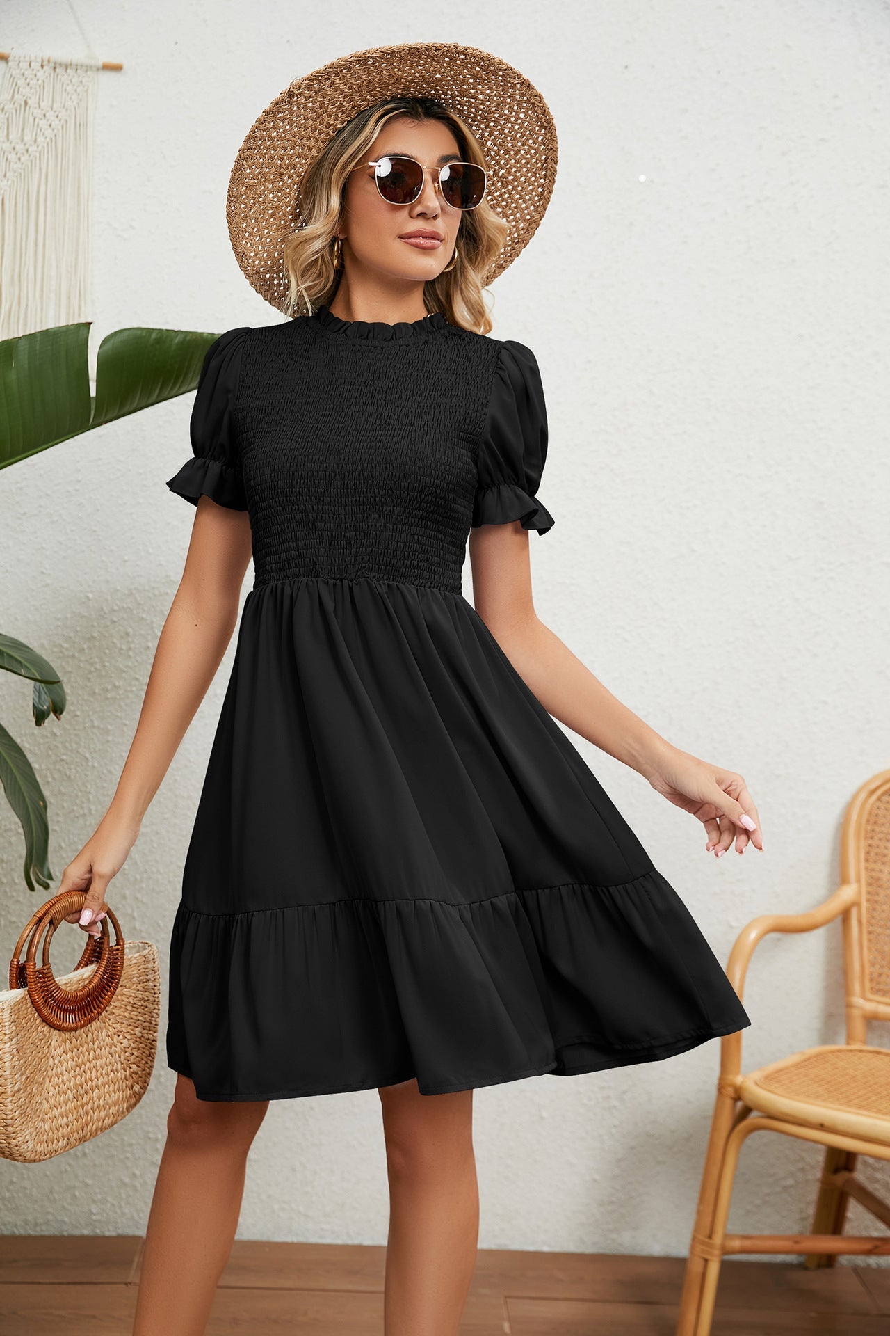 Schwarzes Sommerkleid mit Rüsche