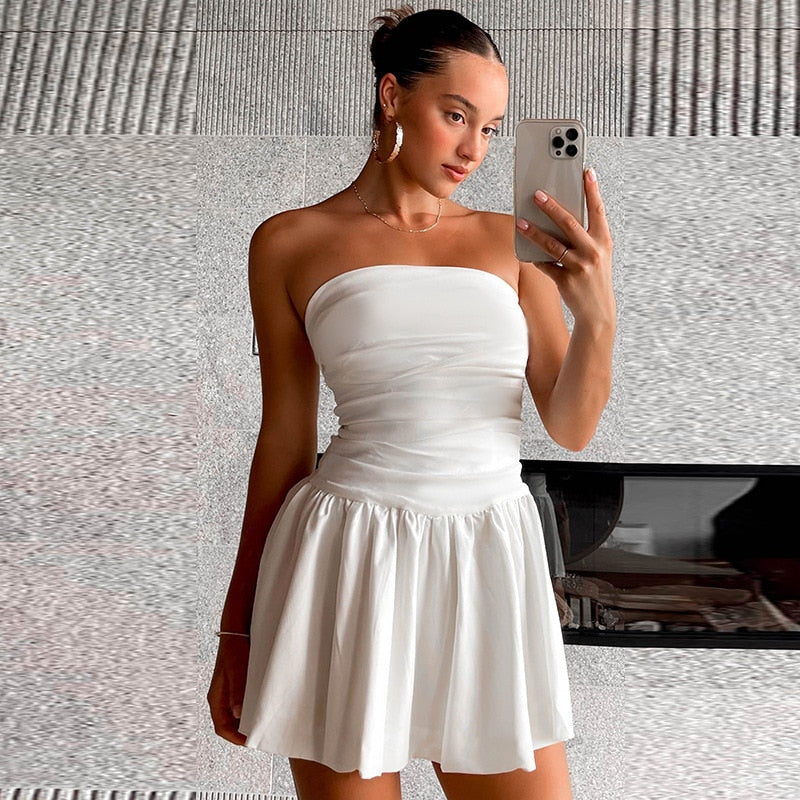 Weißes strapless Kleid mit Rüsche