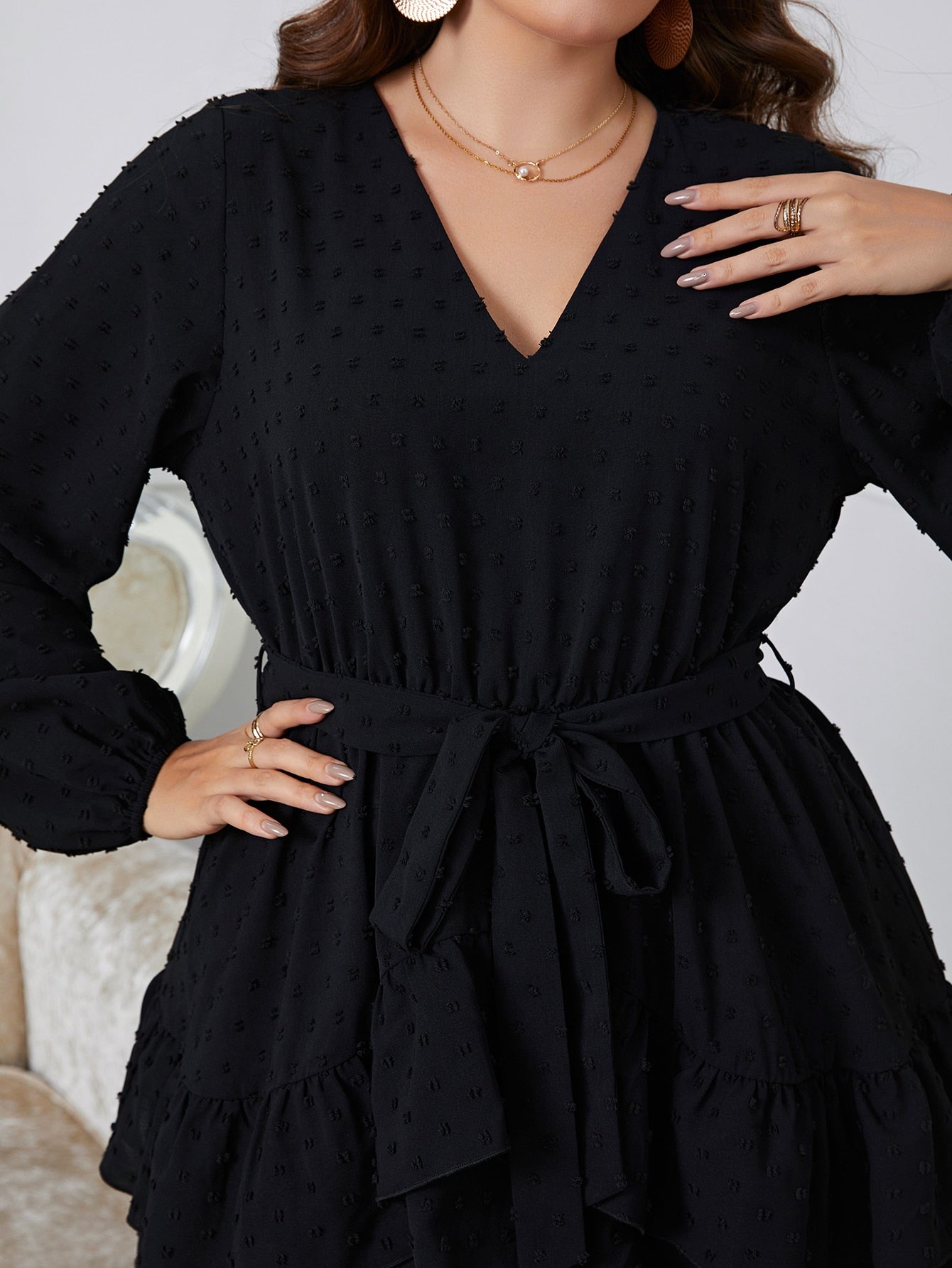 Schwarzes Kleid mit Rüschen (Plus-Size)