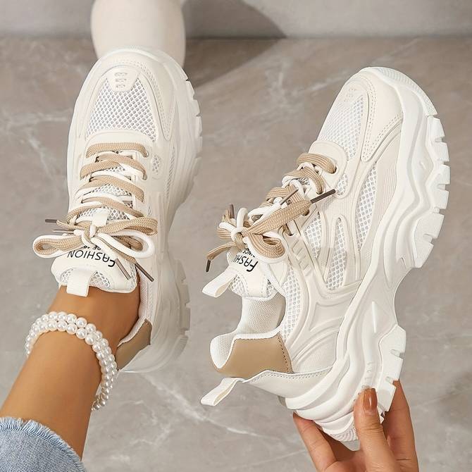 Weiße Sneakers mit braunen Details