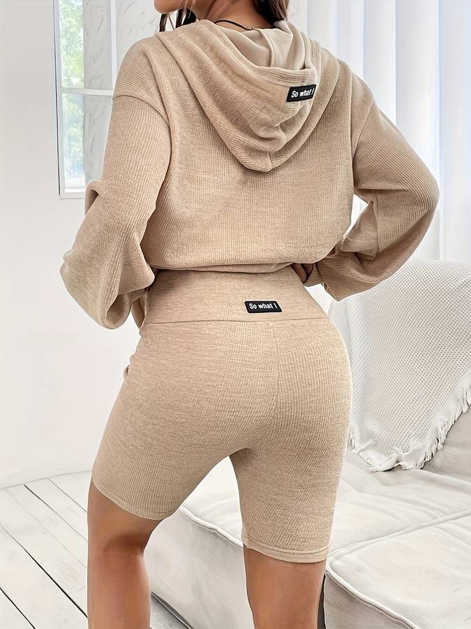 Bequemer Kapuzenpulli & Shorts