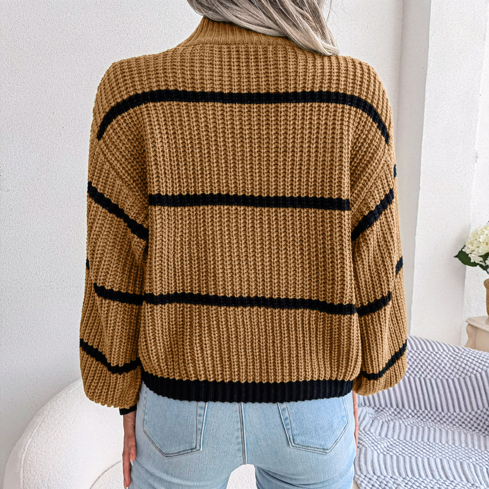 Brauner Pullover mit schwarzen Streifen