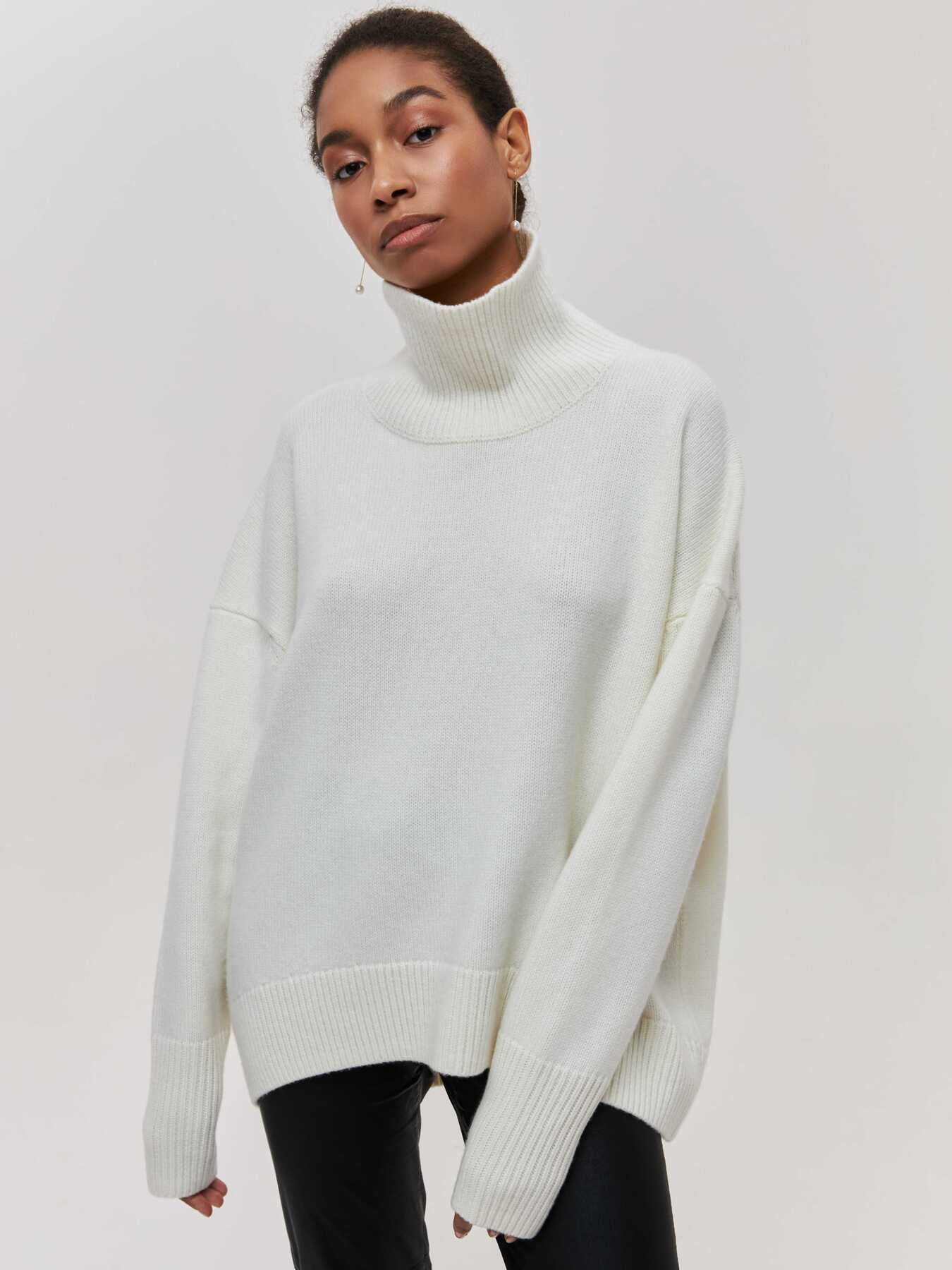 Weißer Oversized-Pullover mit Rollkragen