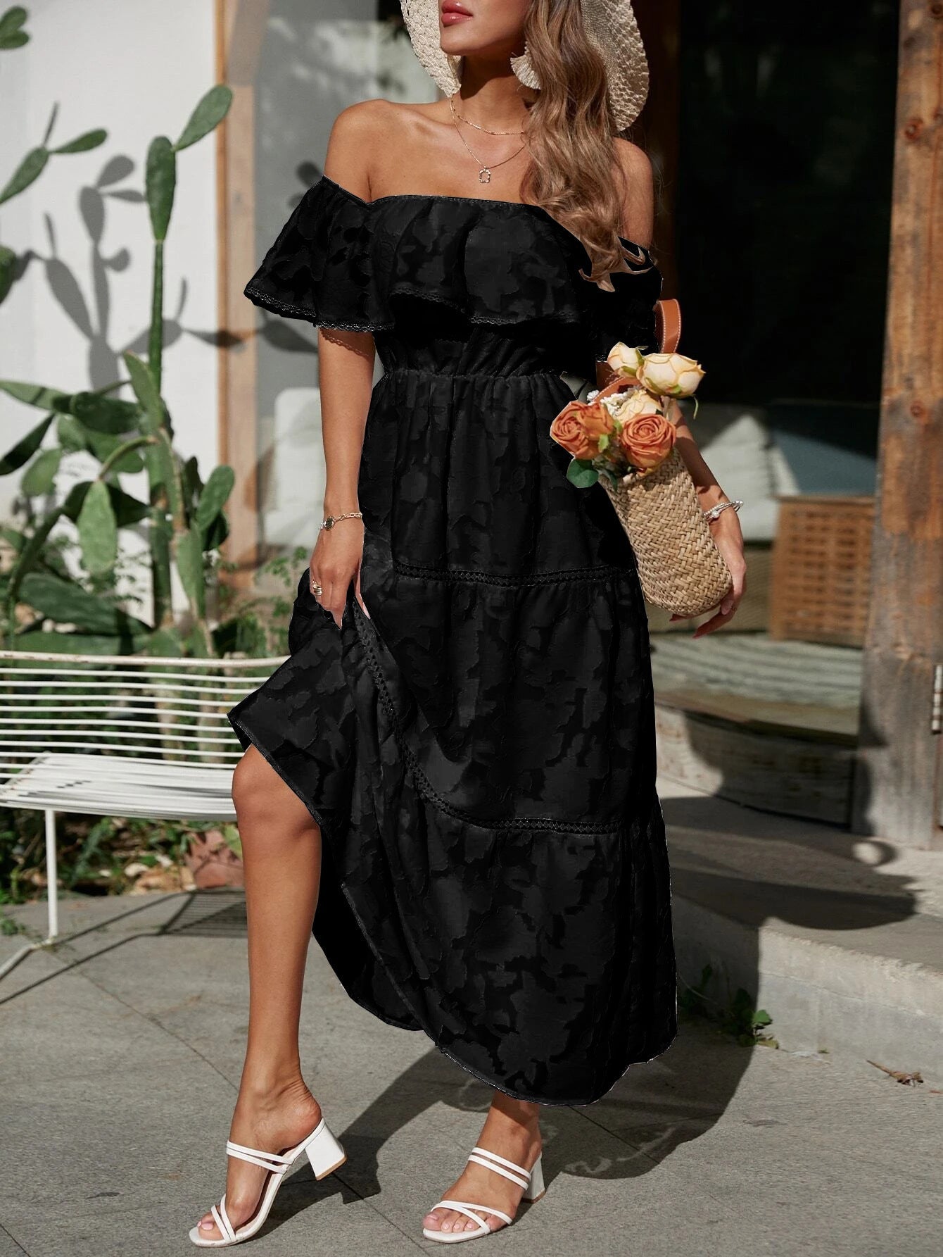 Schwarzes Off-Shoulder Kleid mit Rüschen